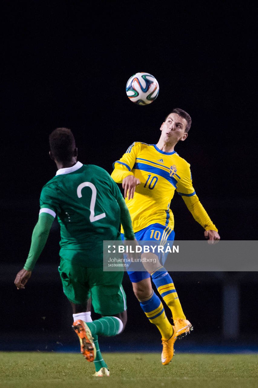 Sveriges Erdal Rakip försöker ta sig förbi Irlands Noe Baba under fotbollsmatchen för P18 mellan Sverige och Irland den 8 oktober 2014 i Stockholm .