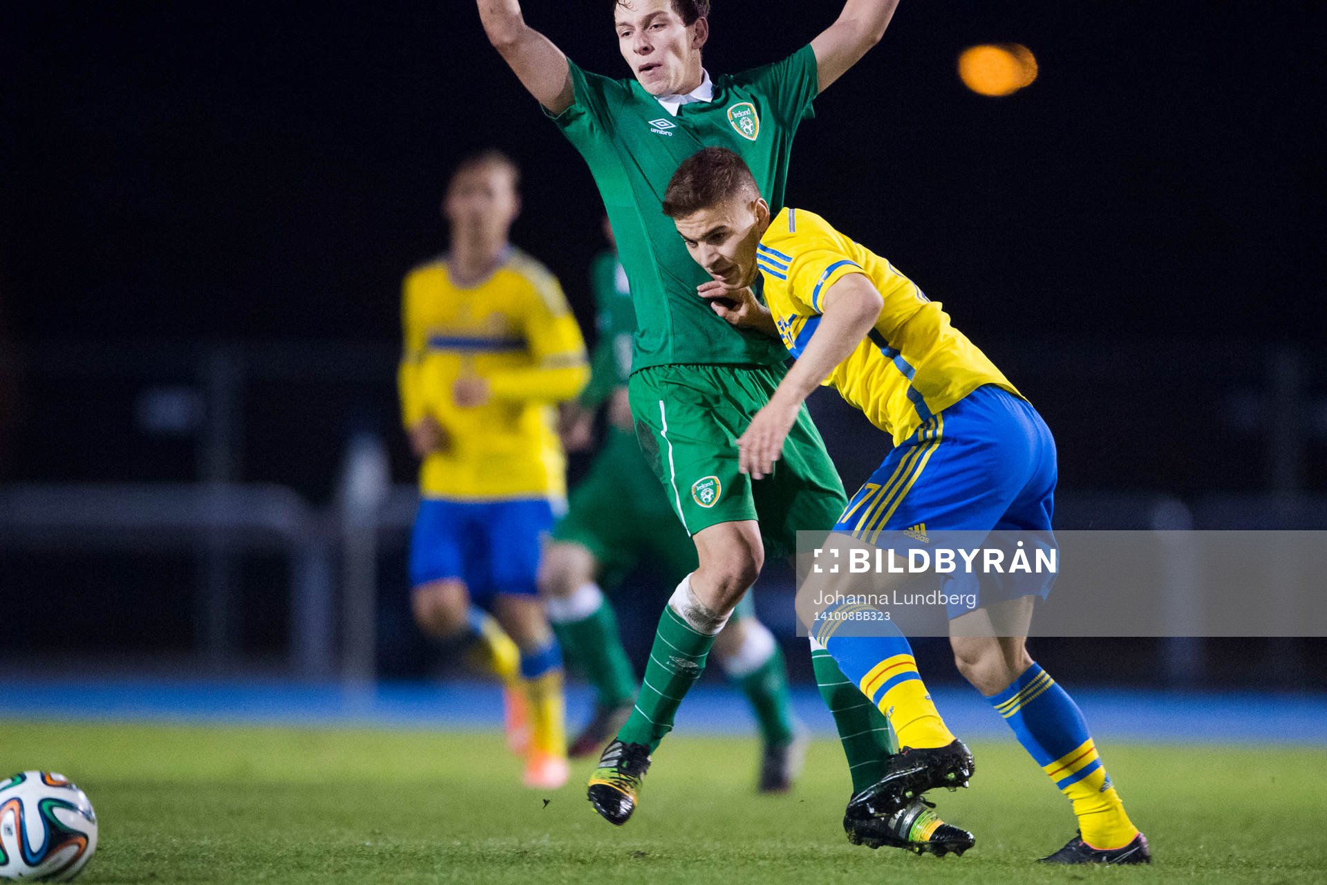 Sveriges Mirza Halvadzic knuffar undan Irlands Connor Dimaio under fotbollsmatchen för P18 mellan Sverige och Irland den 8 oktober 2014 i Stockholm .