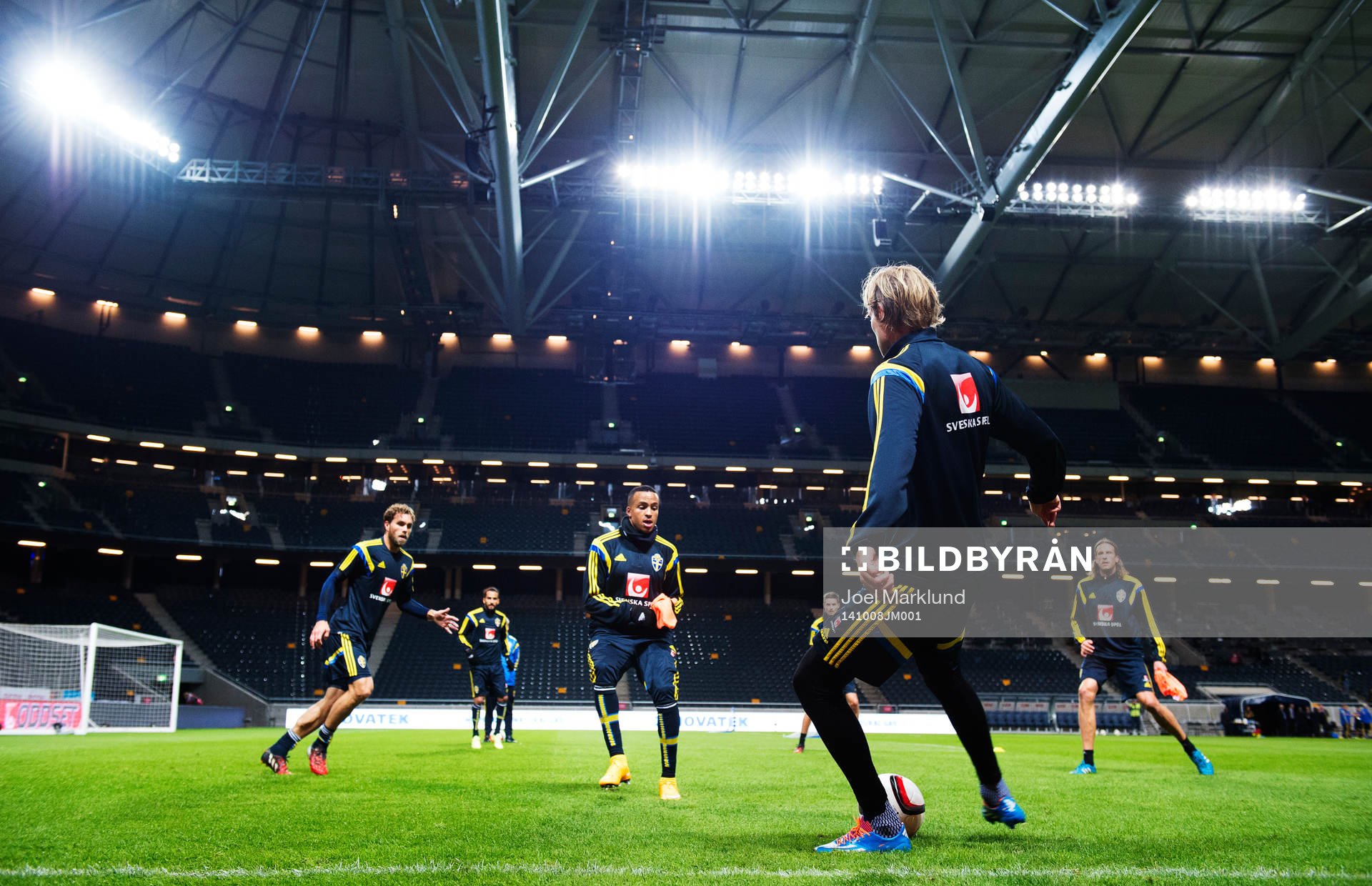 Johan Elmander, Martin Olsson, Ola Toivonen och Jonas Olsson tränar med lagkamrater under Sveriges fotbollslandslags träning på Friends Arena den 8 oktober 2014 i Stockholm.