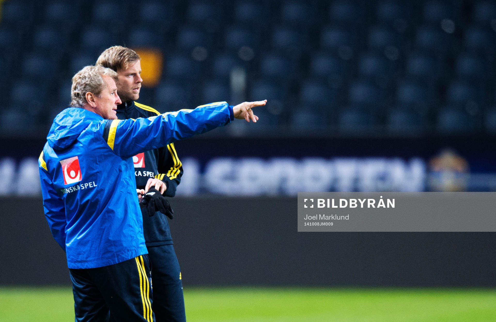 Förbundskapten Erik Hamrén i samtal med Mikael Antonsson
