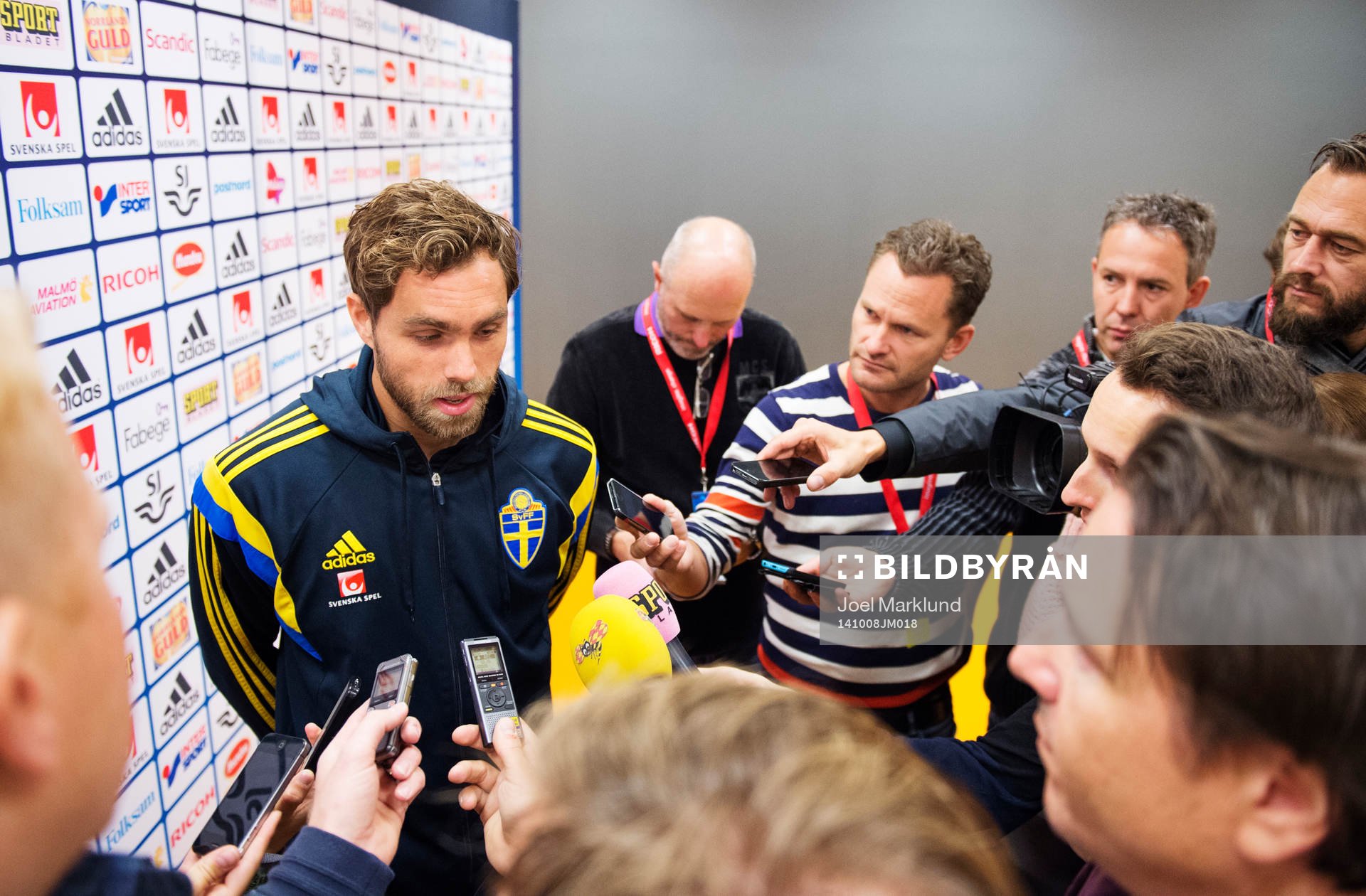 Johan Elmander blir intervjuad av media