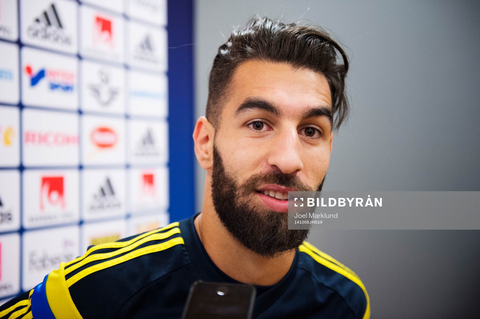 Jimmy Durmaz blir intervjuad av media inför Sveriges fotbollslandslags träning den 8 oktober 2014 i Stockholm.