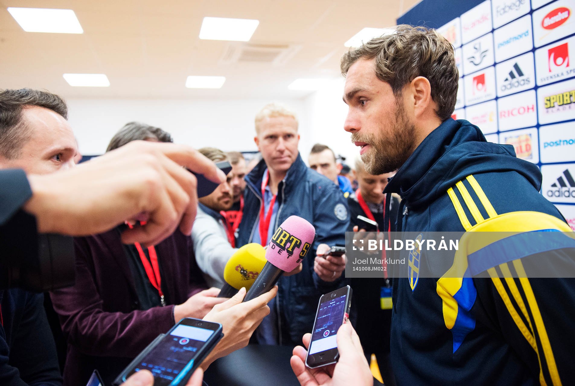 Johan Elmander blir intervjuad av media