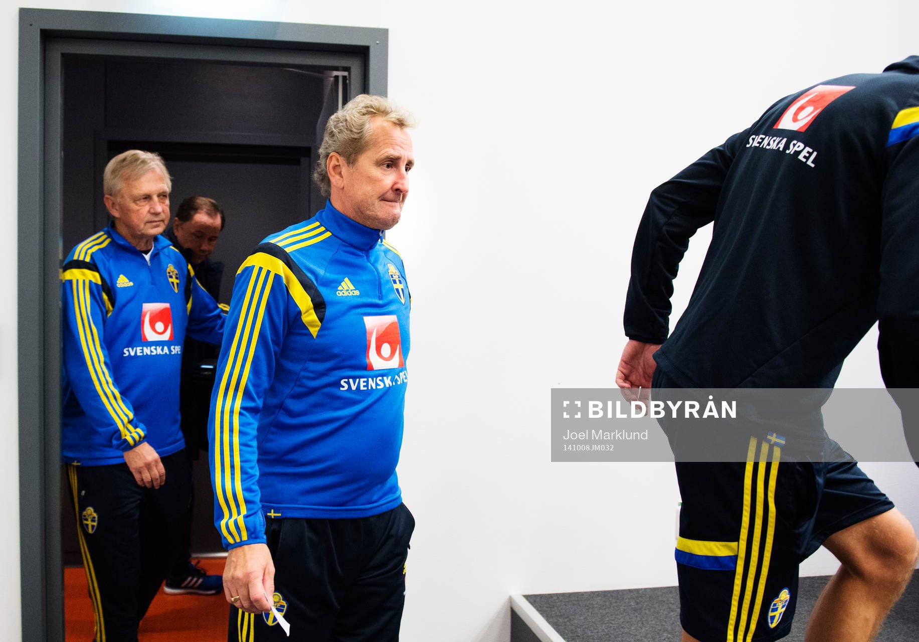 Sveriges förbundskapten Erik Hamrén på väg in till en