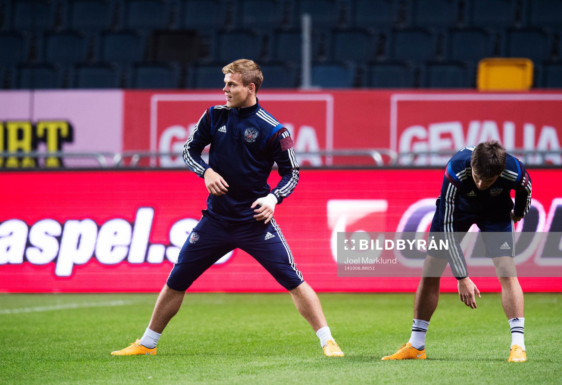 Aleksandr Kokorin (t v) under Rysslands fotbollslandslags träning den 8 oktober 2014 i Stockholm.