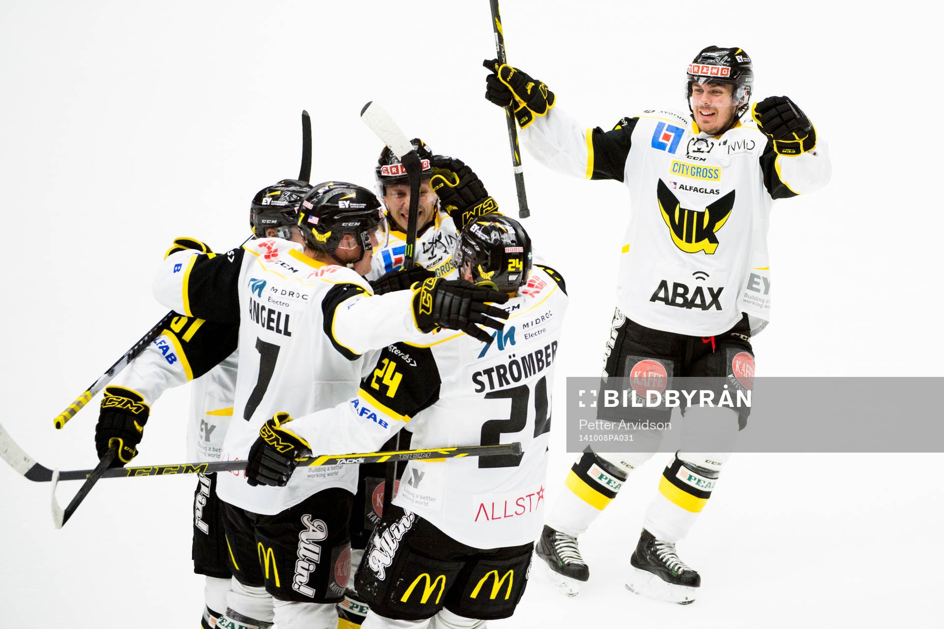 Västerås spelare med Eddie Davidsson (th) jublar