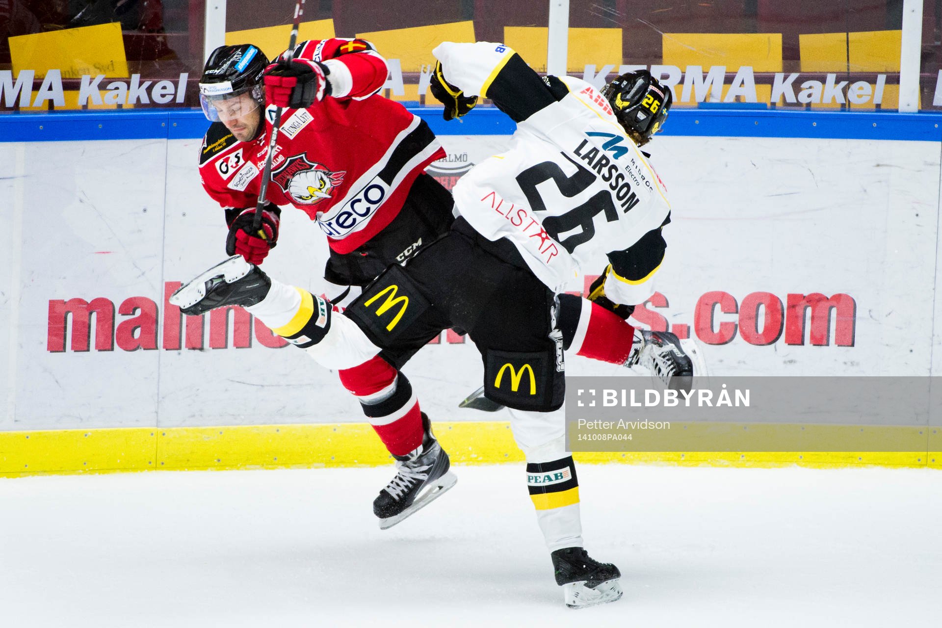 Västerås Hampus Larsson och Malmö Redhawks Colin Stuart
