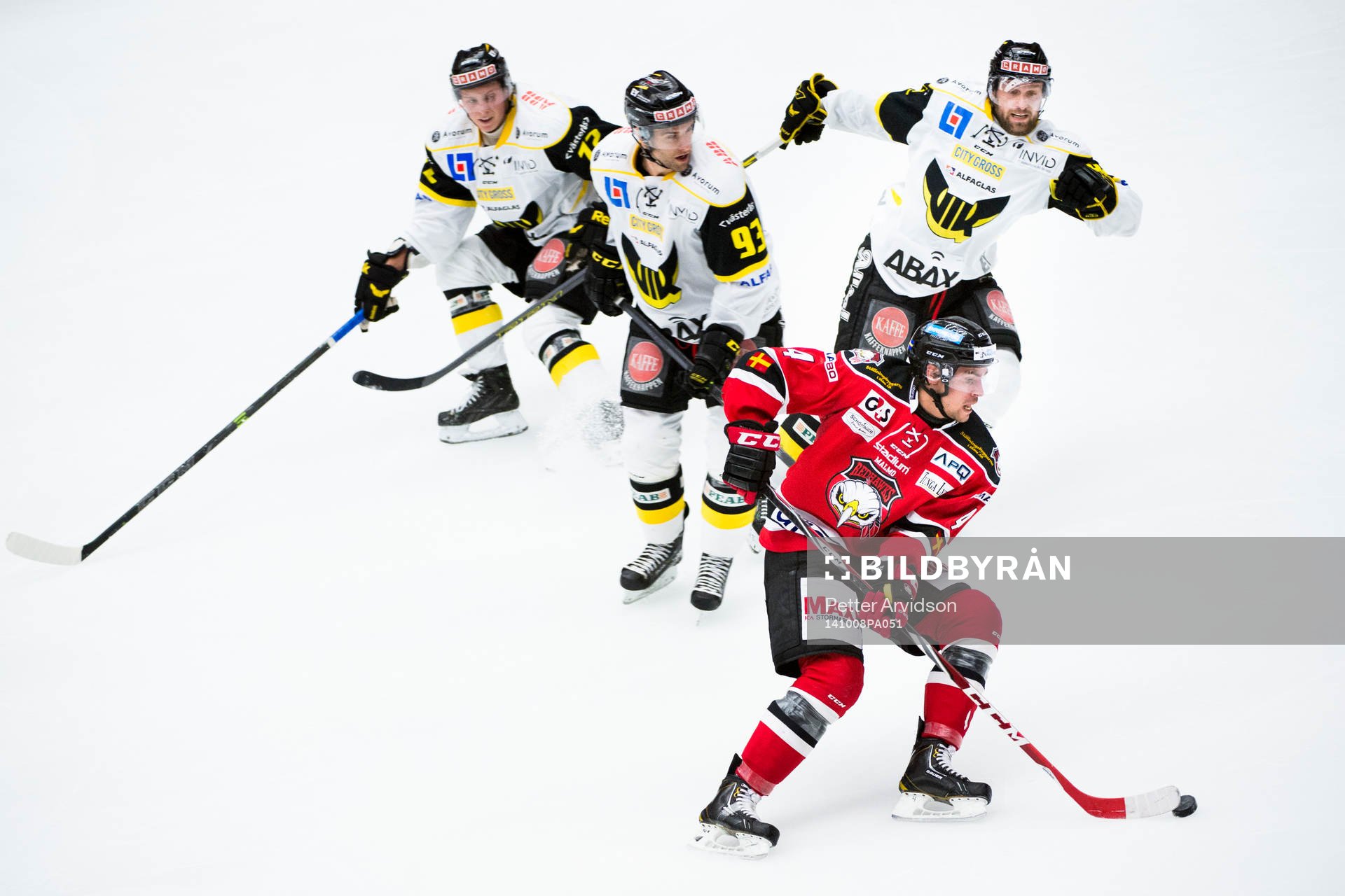 Malmö Redhawks Nils Bergström tar sig förbi Västerås
