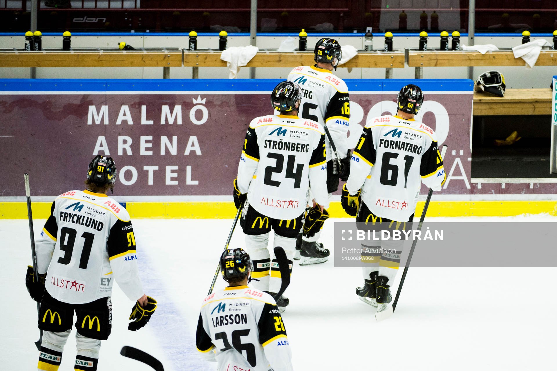 Västerås spelare lämnar isen
