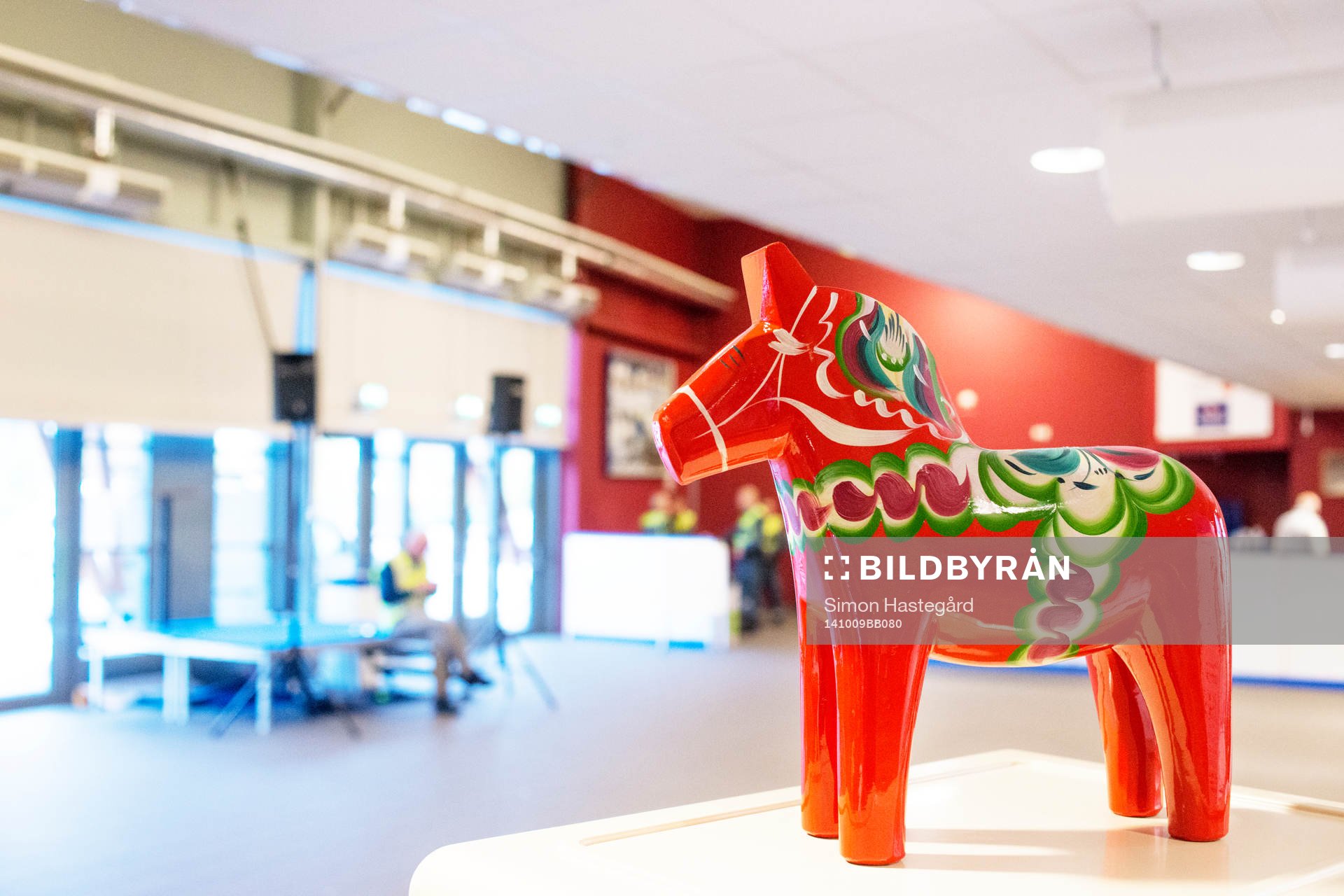 En dalahäst i entrén till Tegera Arena före