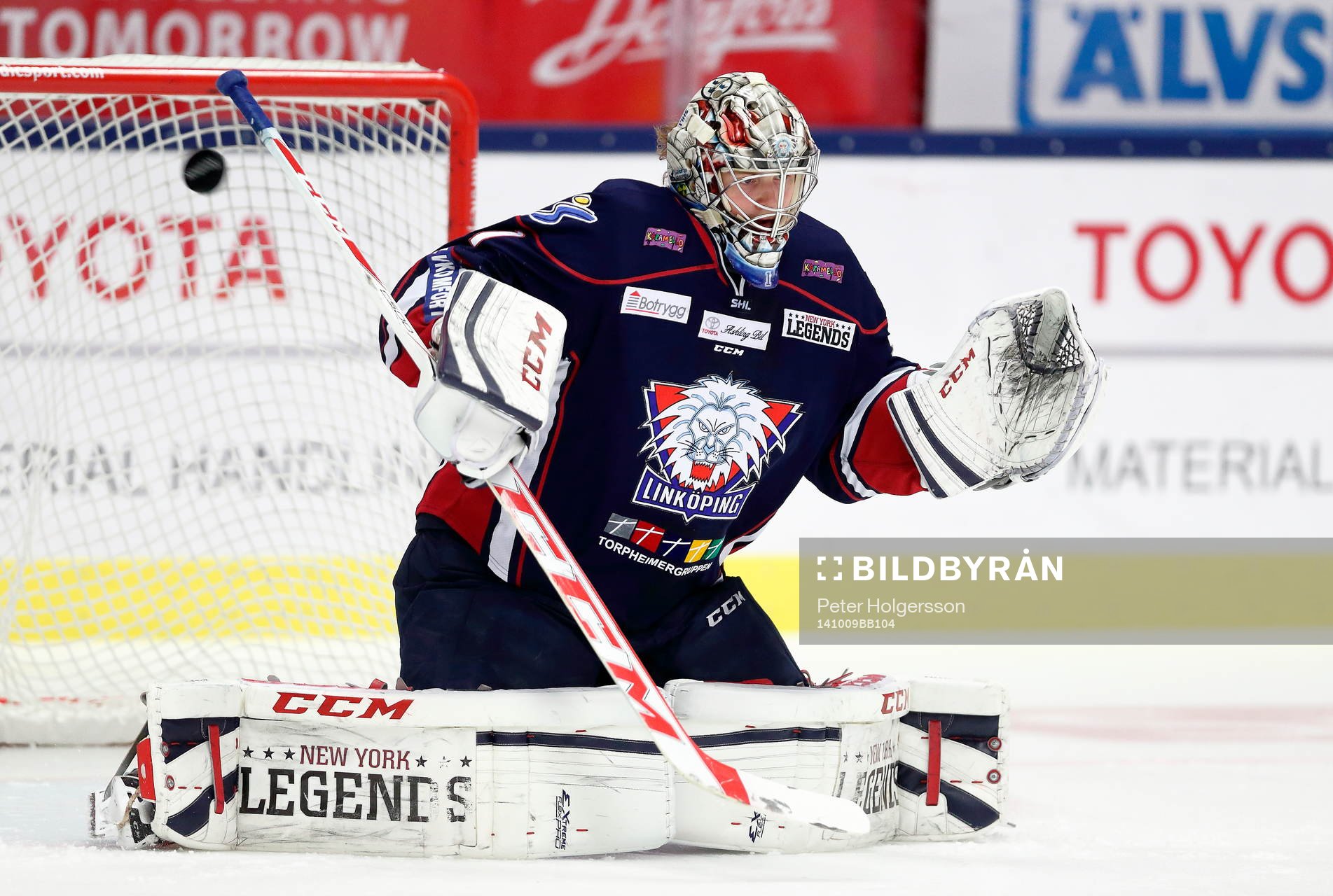 Linköping målvakt Marcus Högberg före ishockeymatchen i