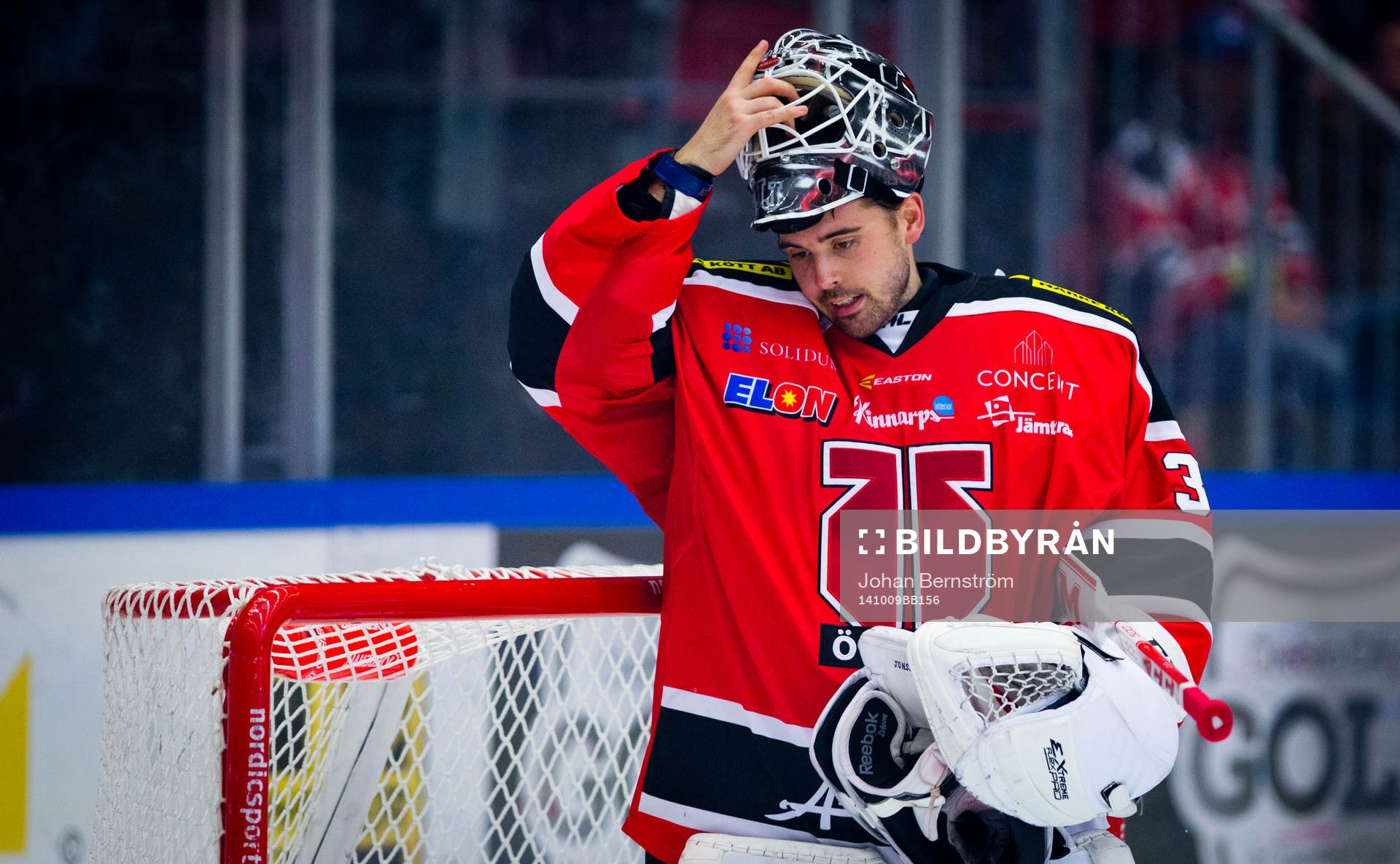 Örebros målvakt Johannes Jönsson deppar
