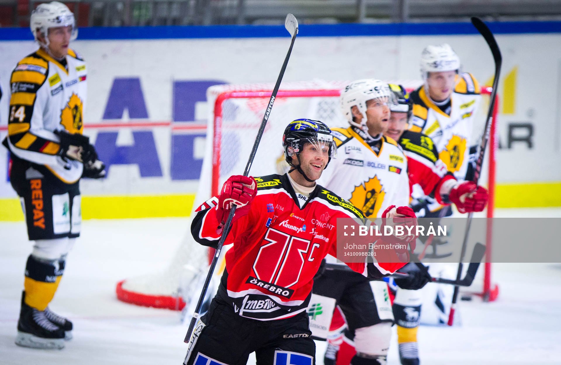 Örebros Henrik Löwdahl jublar vid 2-3 målet