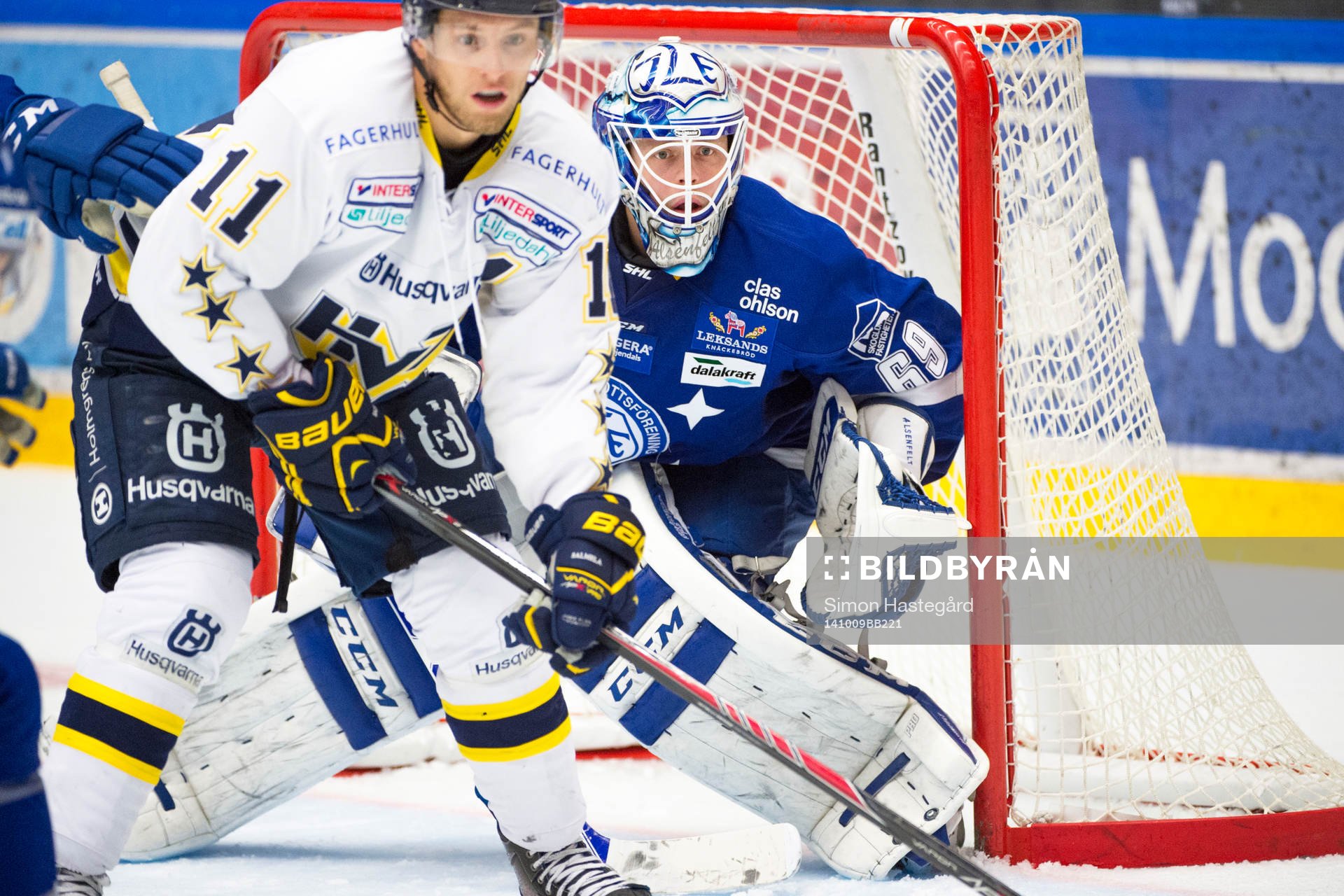 HV71s  Calle Ridderwall försöker täcka sikten för