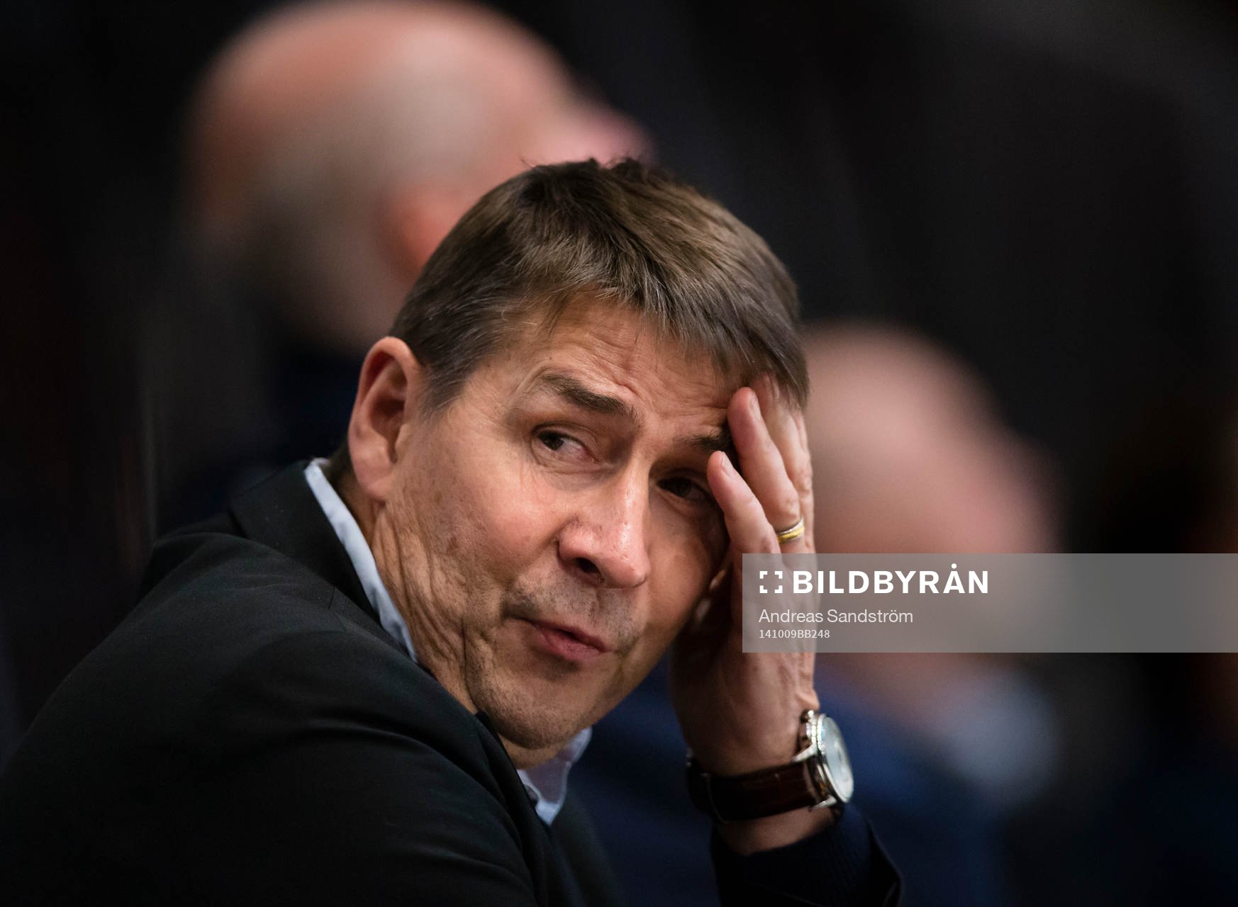 Djurgårdens tränare Hans Särkijärvi tar sig för pannan