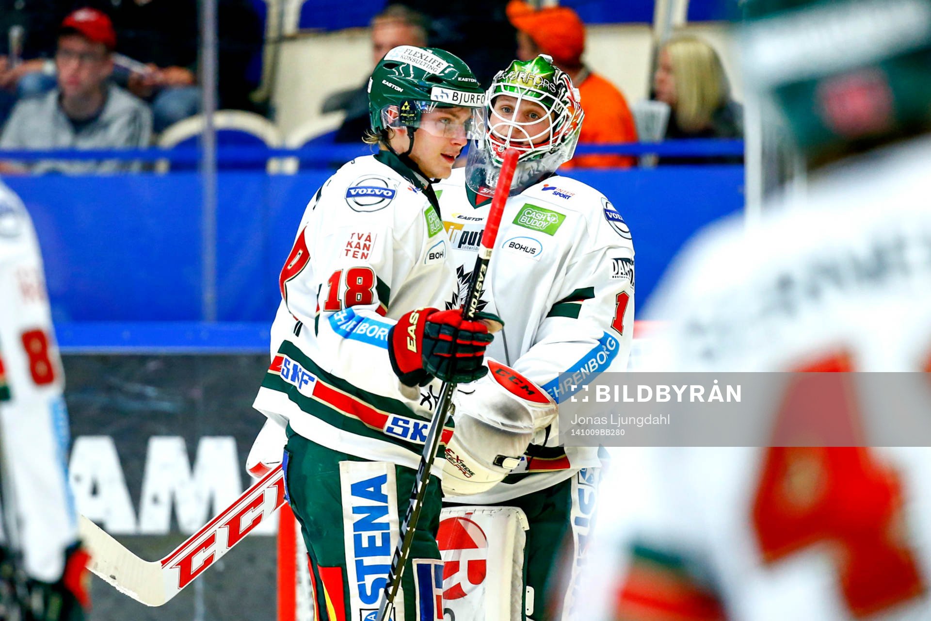 Frölundas Anton Blidh och målvakt Lars Johansson jublar