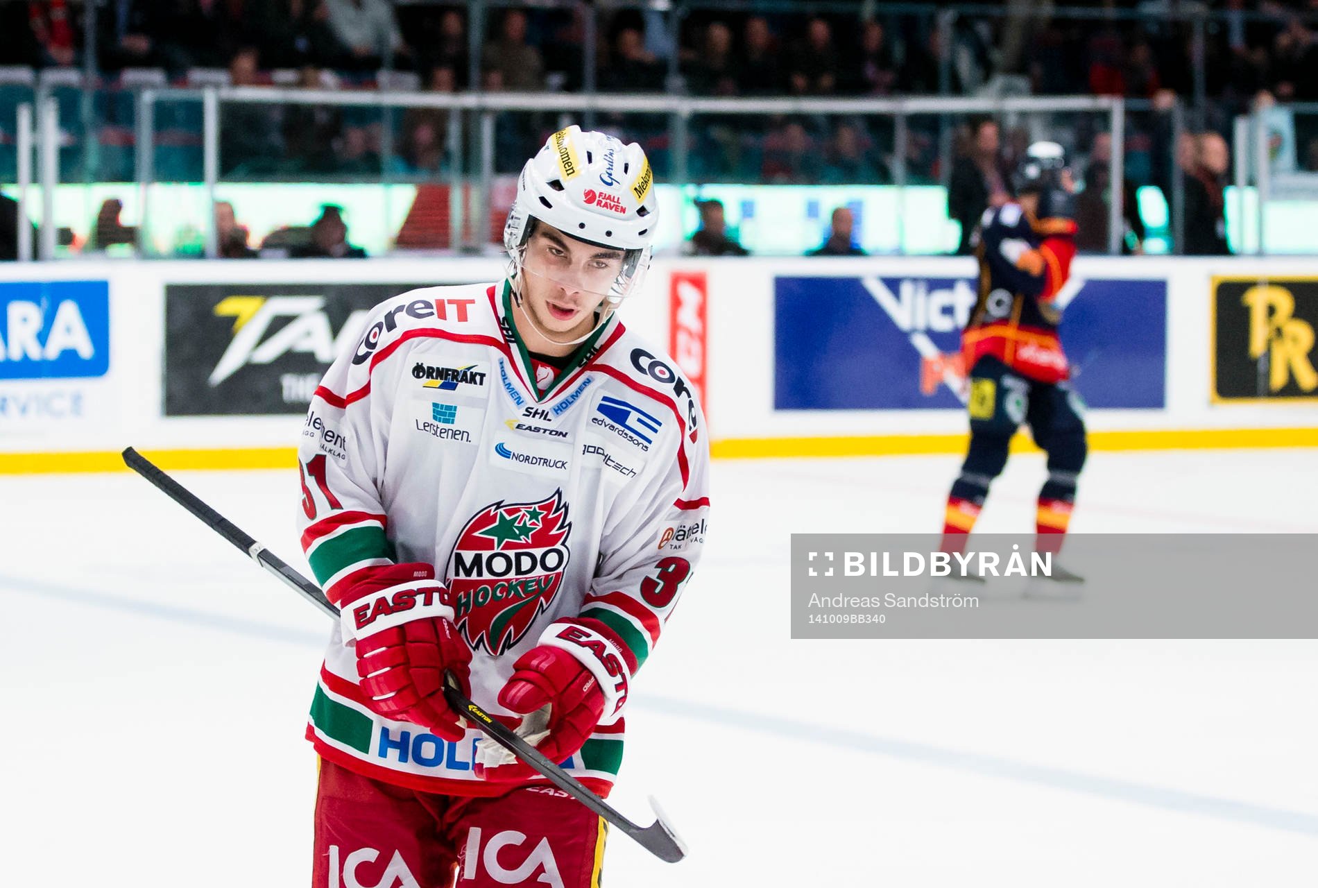 Modos Gustav Possler ser deppig ut