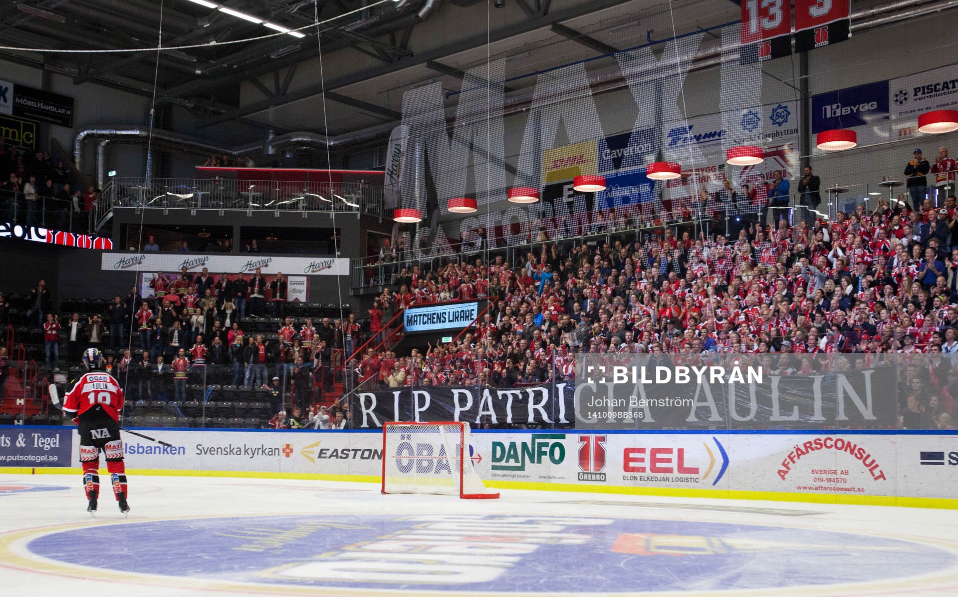 Örebros klack håller och en banderoll med texten RIP