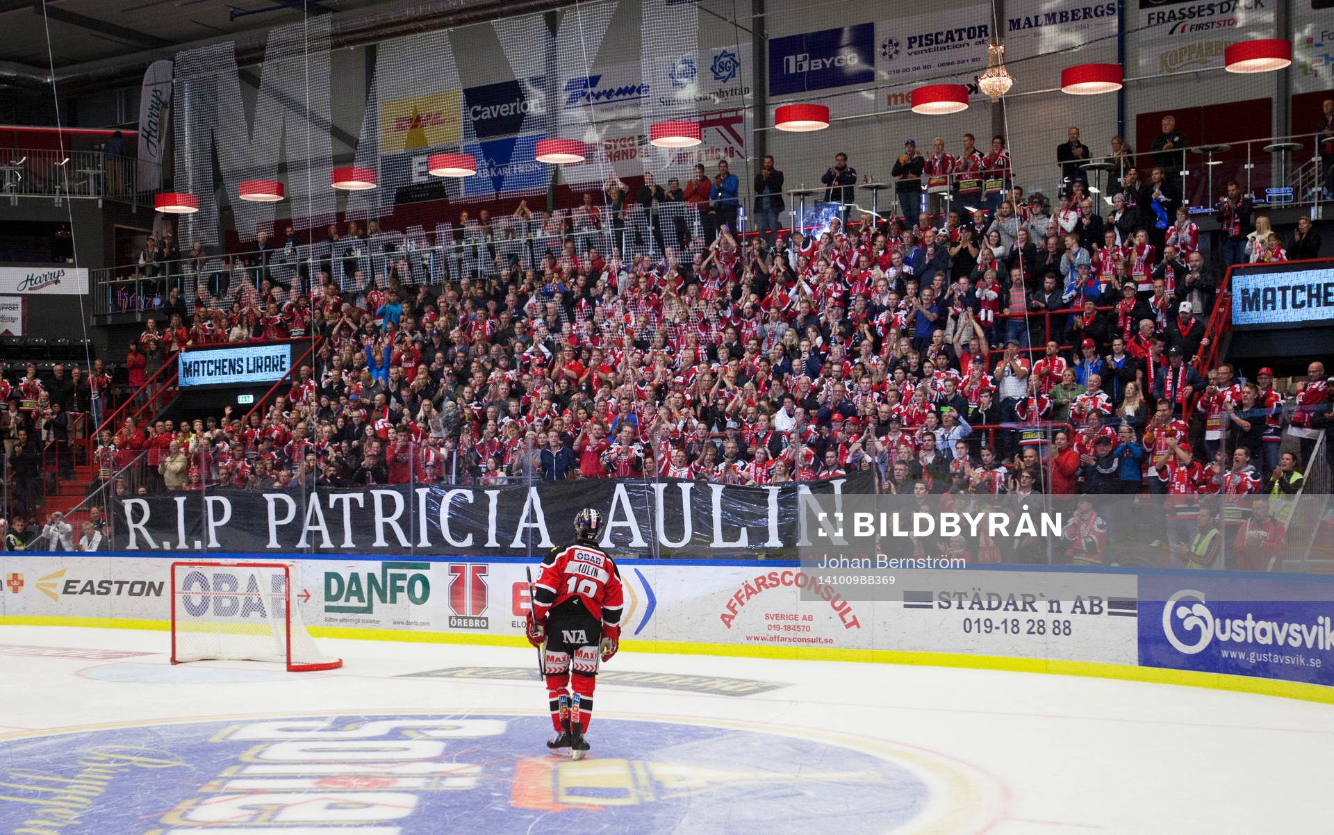 Örebros klack håller och en banderoll med texten RIP