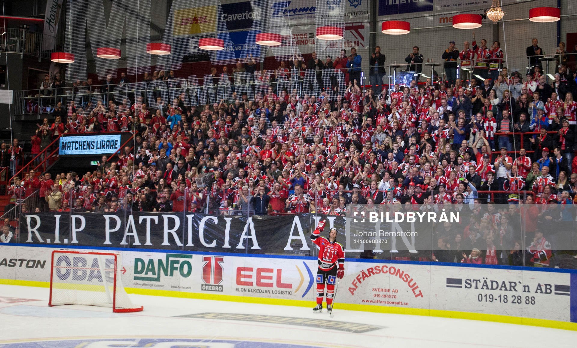 Örebros klack håller och en banderoll med texten RIP