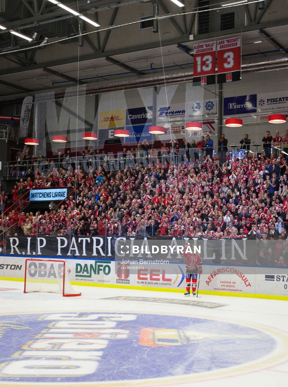Örebros klack håller och en banderoll med texten RIP