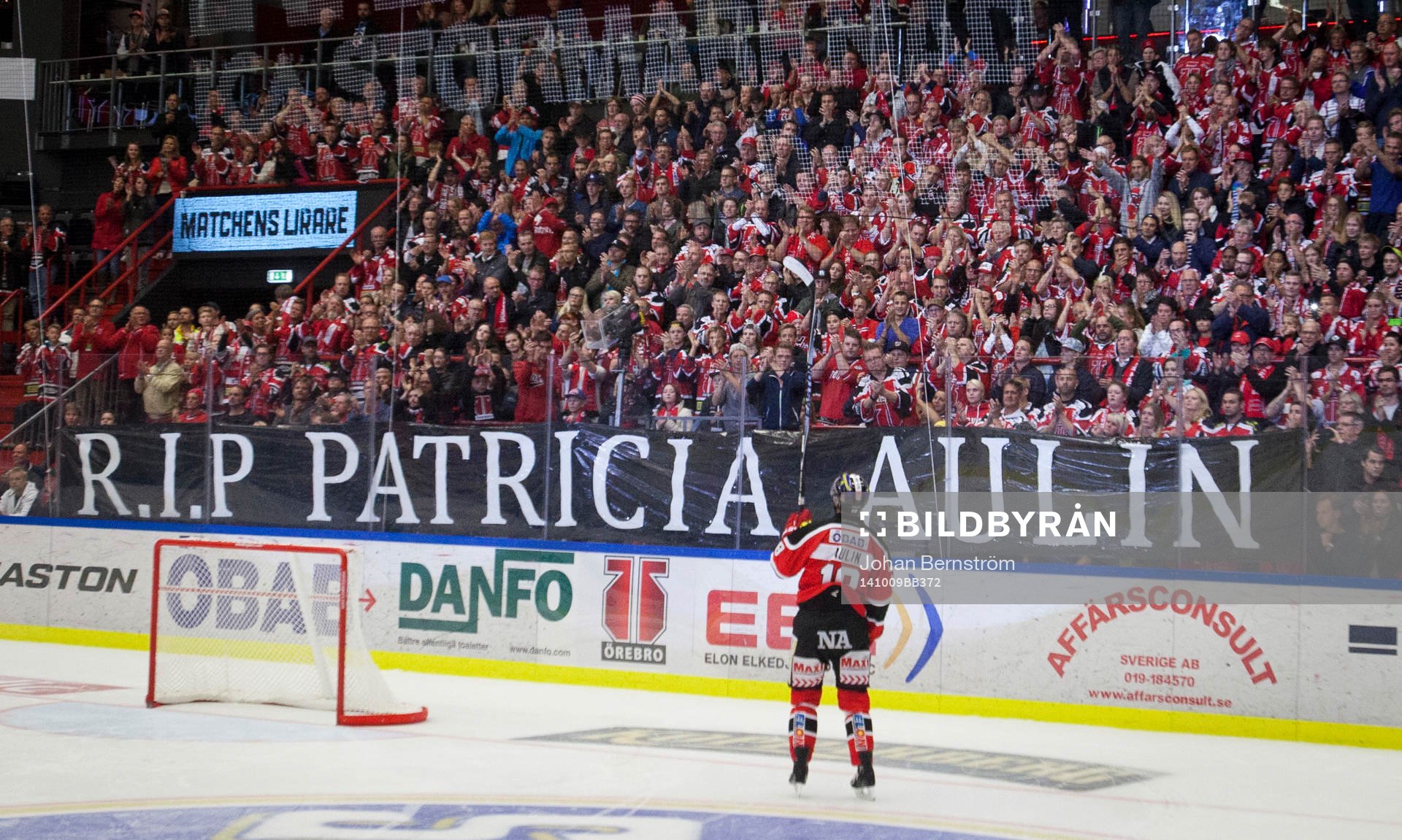 Örebros klack håller och en banderoll med texten RIP