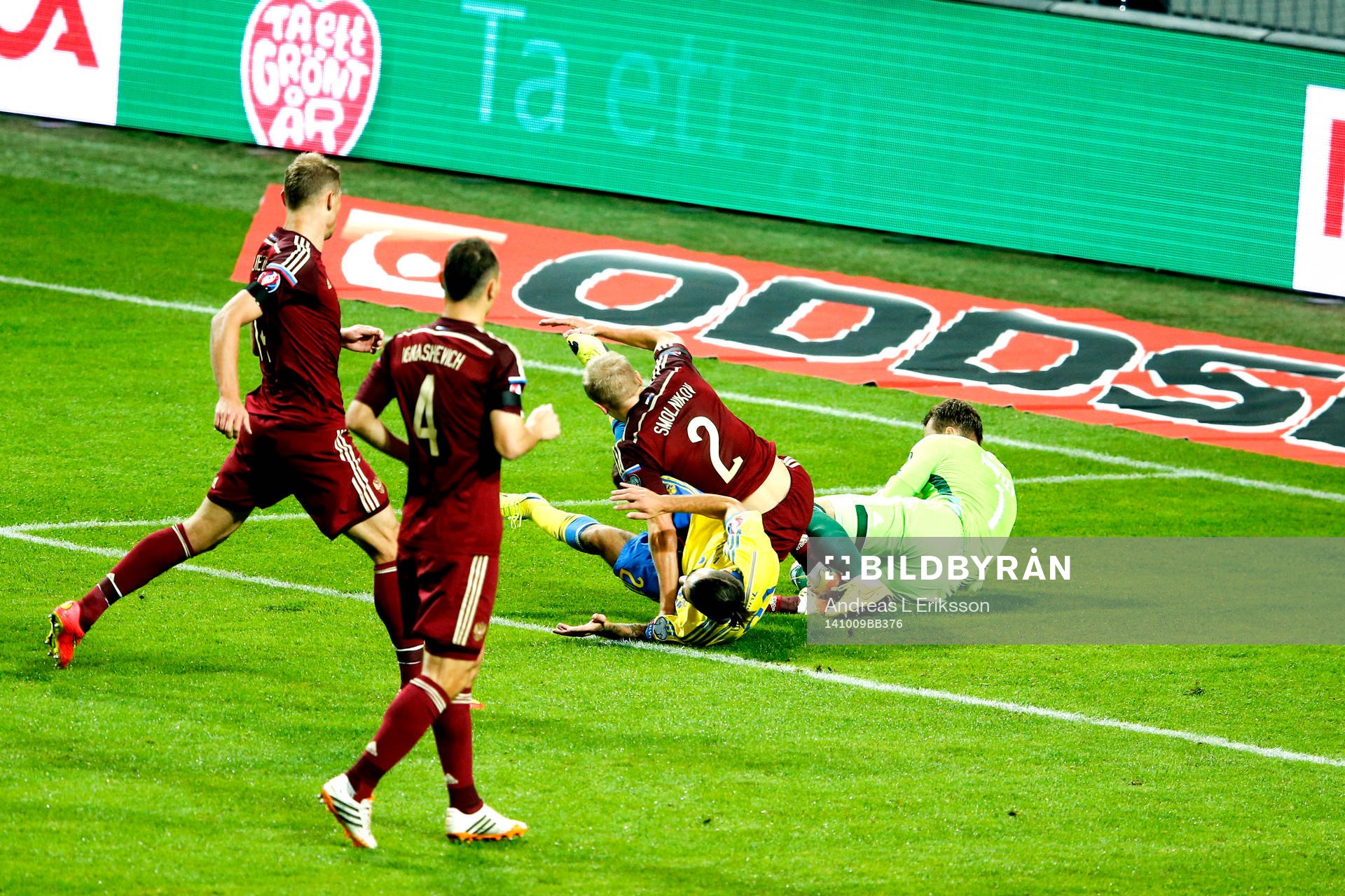 Sveriges Jimmy Durmaz fälls av Rysslands Igor Smolnikov