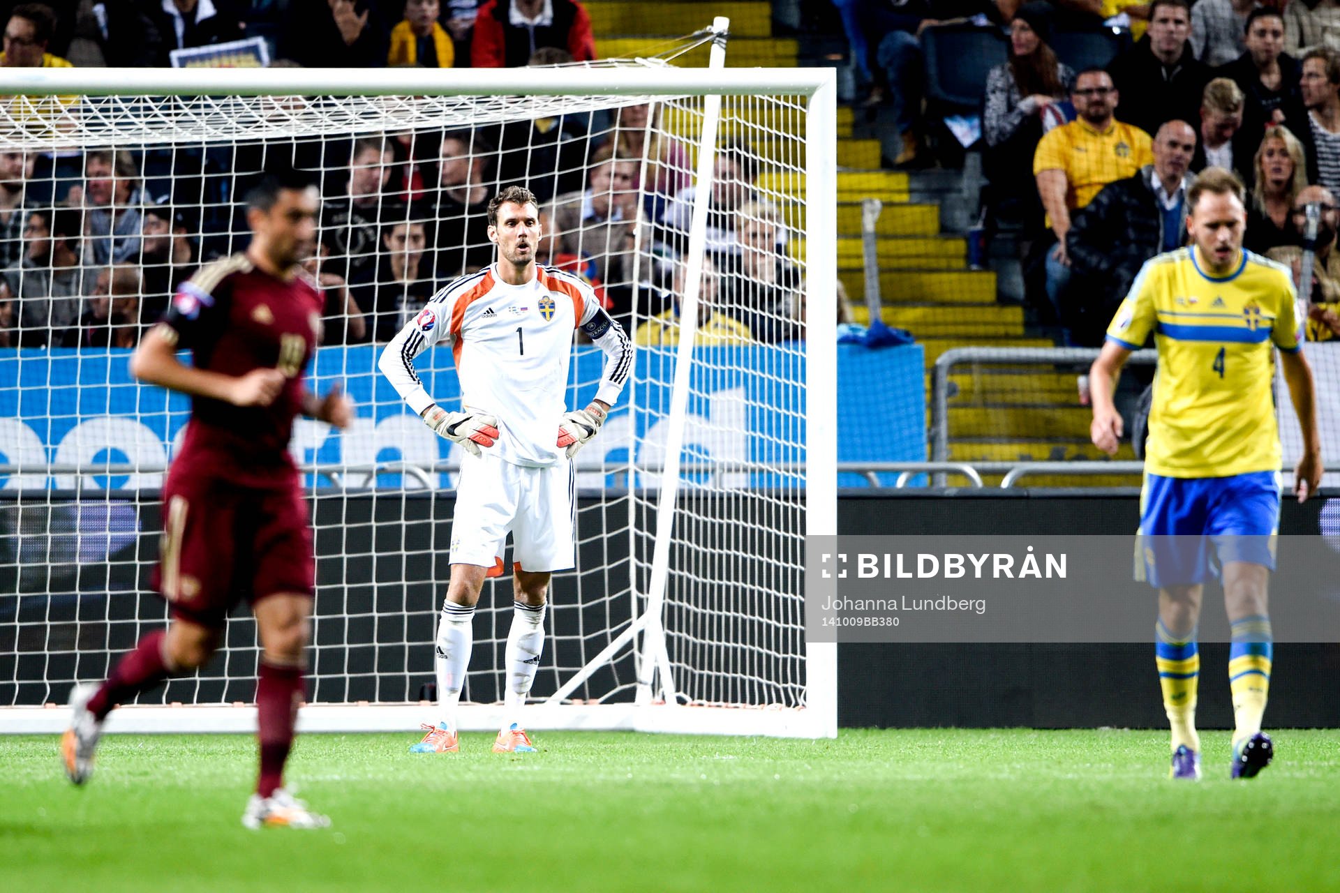 Sveriges målvakt Andreas Isaksson deppar