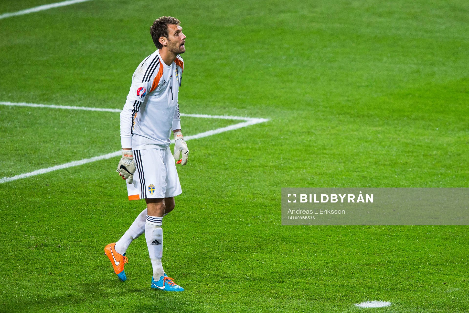 Sveriges målvakt Andreas Isaksson deppar