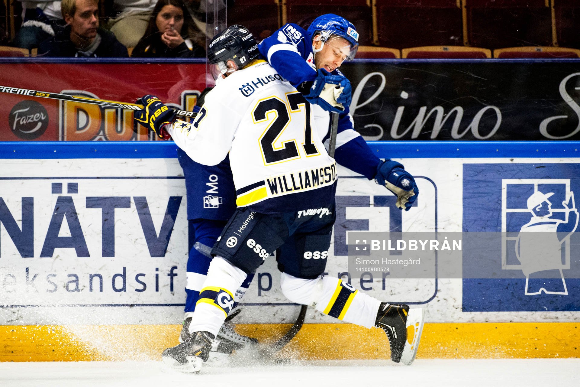 HV71s Jesper Williamsson tacklar Leksands Fabian Brunnström