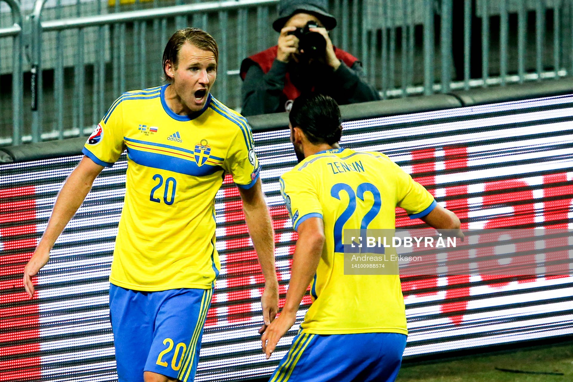 Sveriges Ola Toivonen jublar