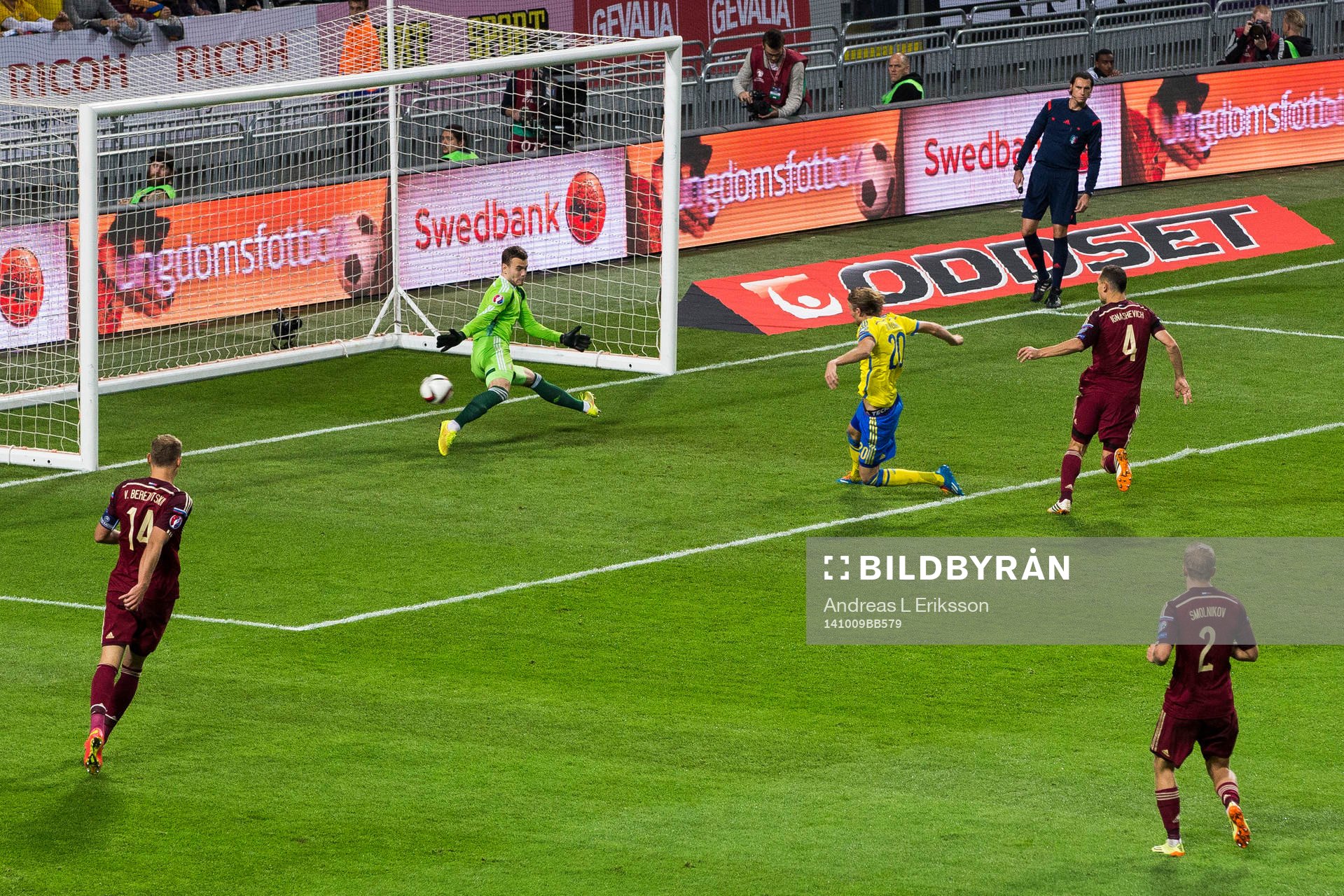 Sveriges Ola Toivonen kvitterar för Sverige till 1-1 bakom Rysslands målvakt Igor Akinfeev under fotbollsmatchen i EM-kvalet mellan Sverige och Ryssland den 9 oktober 2014 i Stockholm.