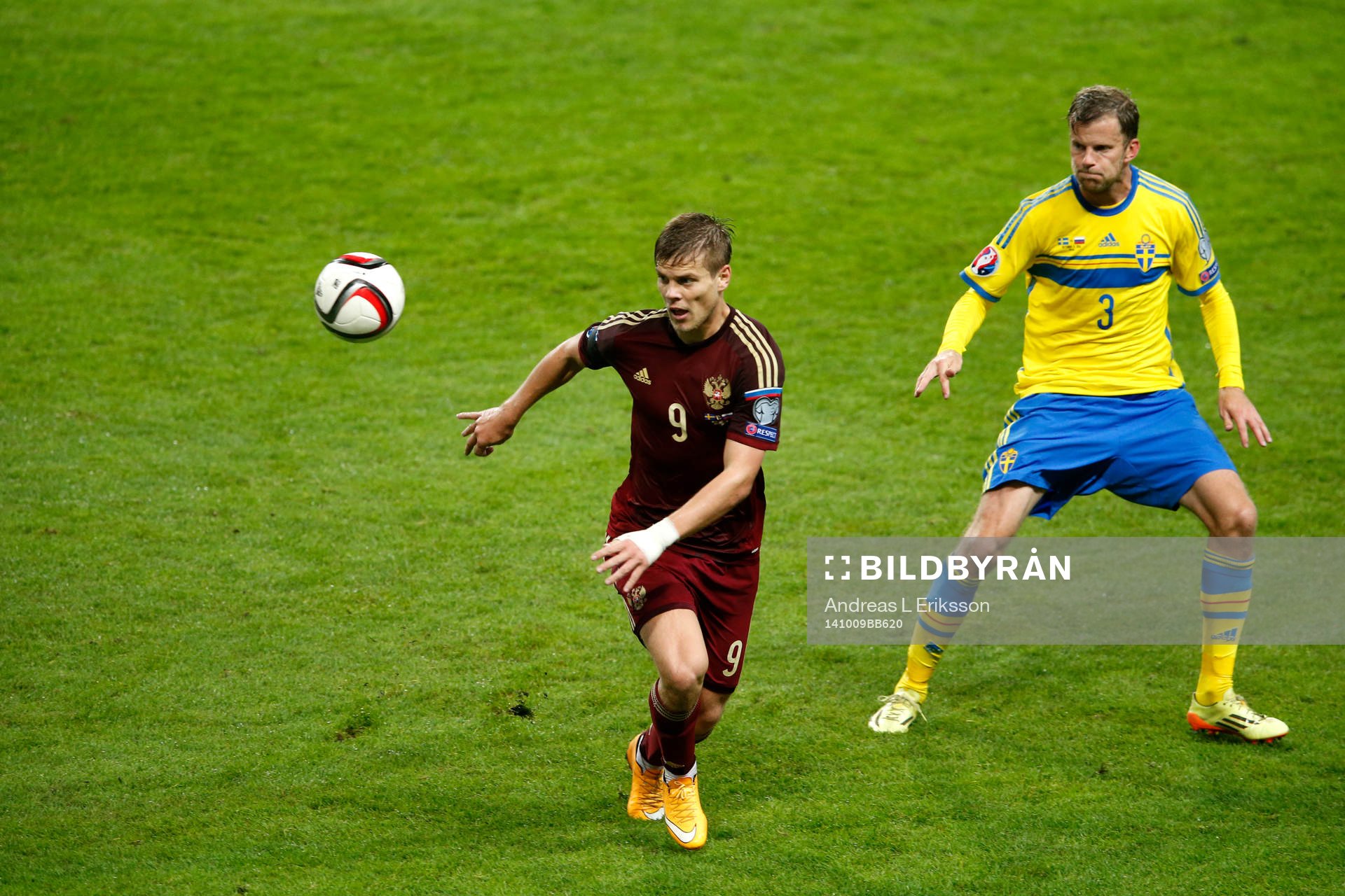 Rysslands Aleksandr Kokorin och Sveriges Mikael Antonsson under fotbollsmatchen i EM-kvalet mellan Sverige och Ryssland den 9 oktober 2014 i Stockholm.