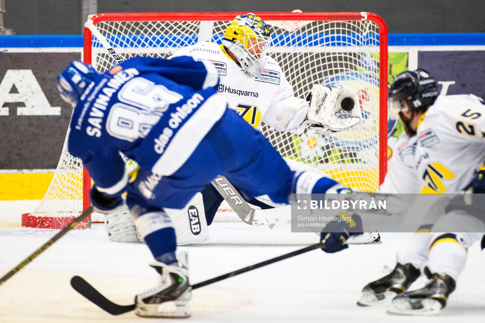 HV71s målvakt Erik Ersberg räddar skott från Leksands