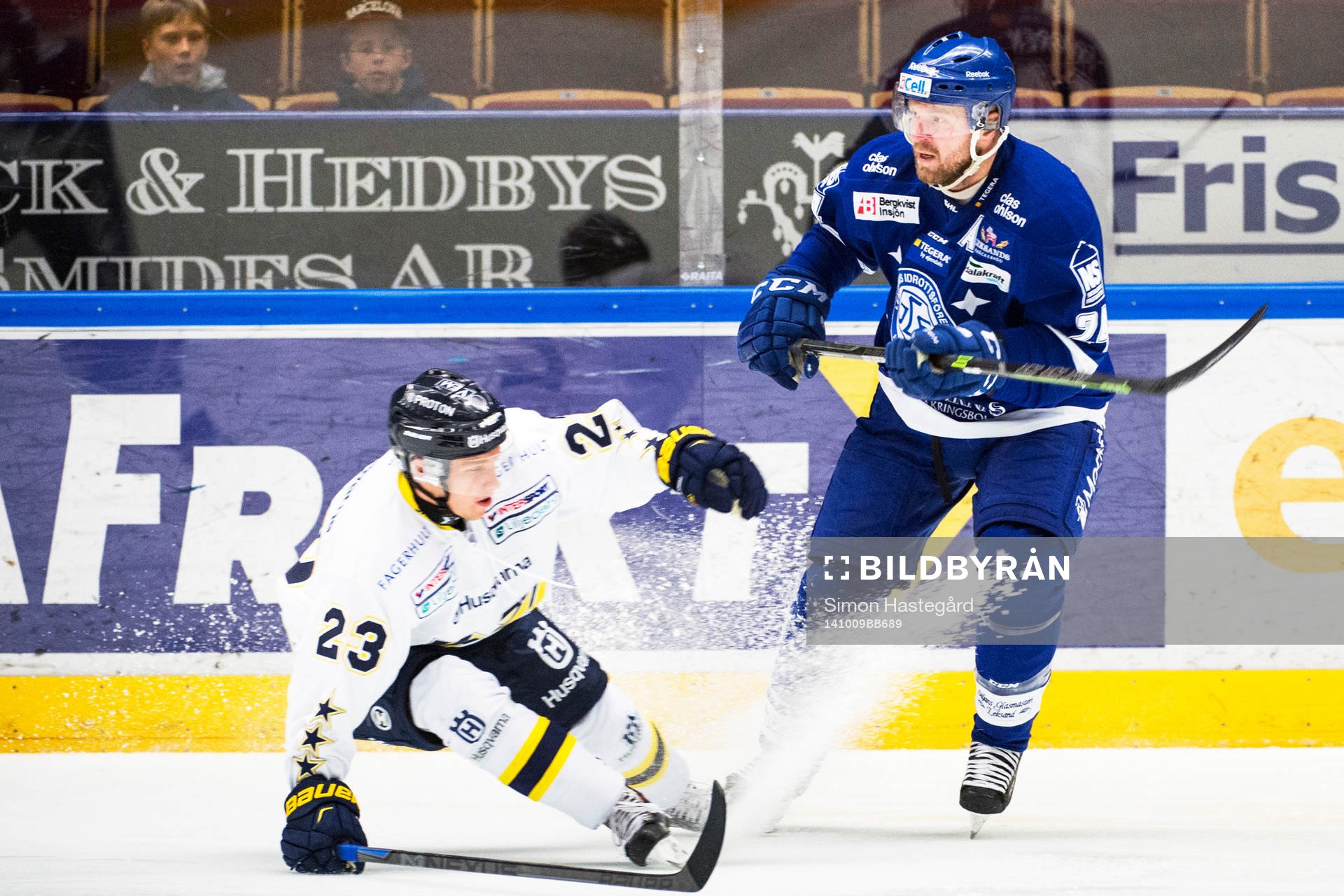 HV71s  Sebastian Strandberg och Leksands Jonas Frögren