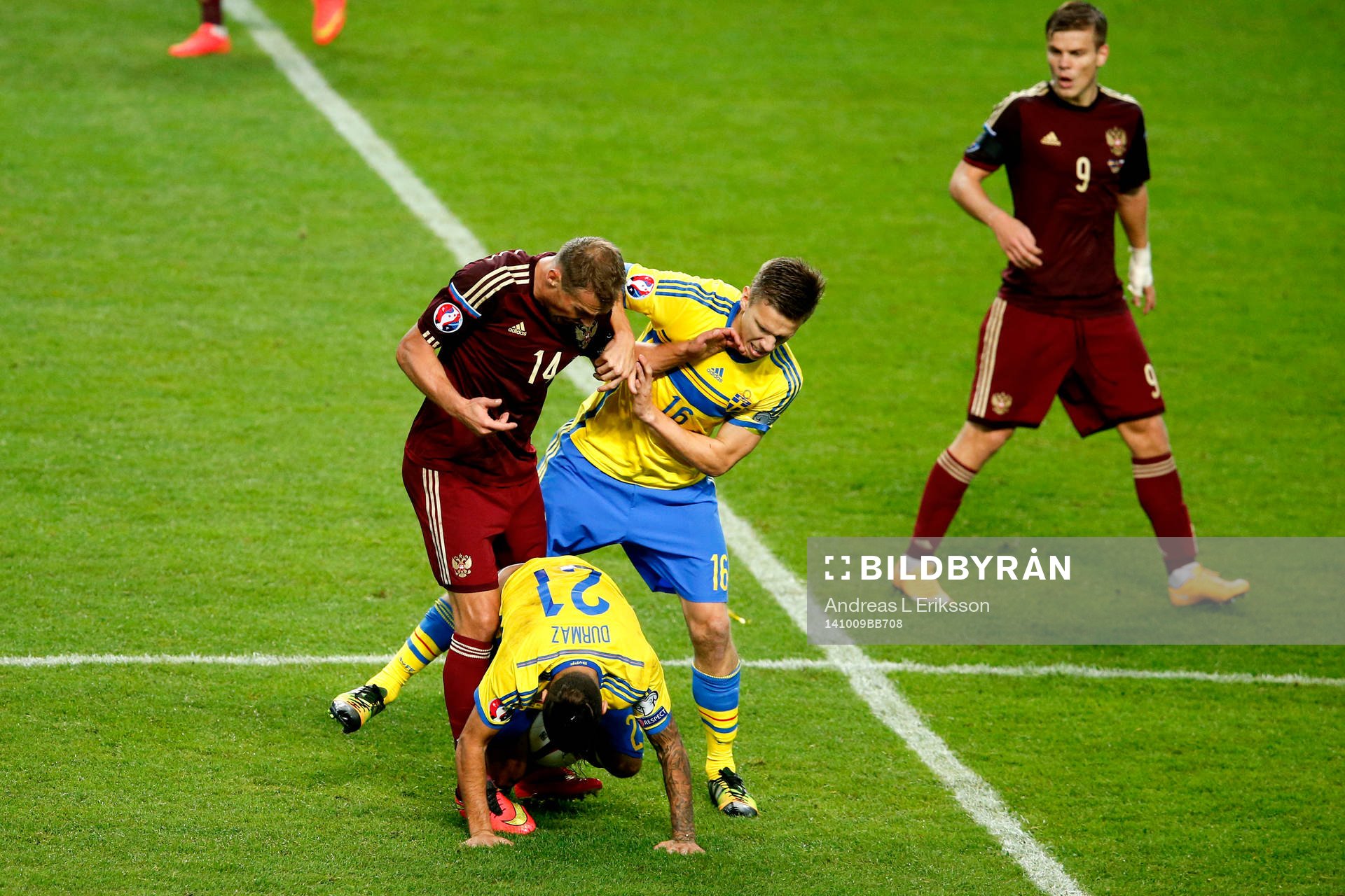 Sveriges Pontus Wernbloom och Jimmy Durmaz och Rysslands