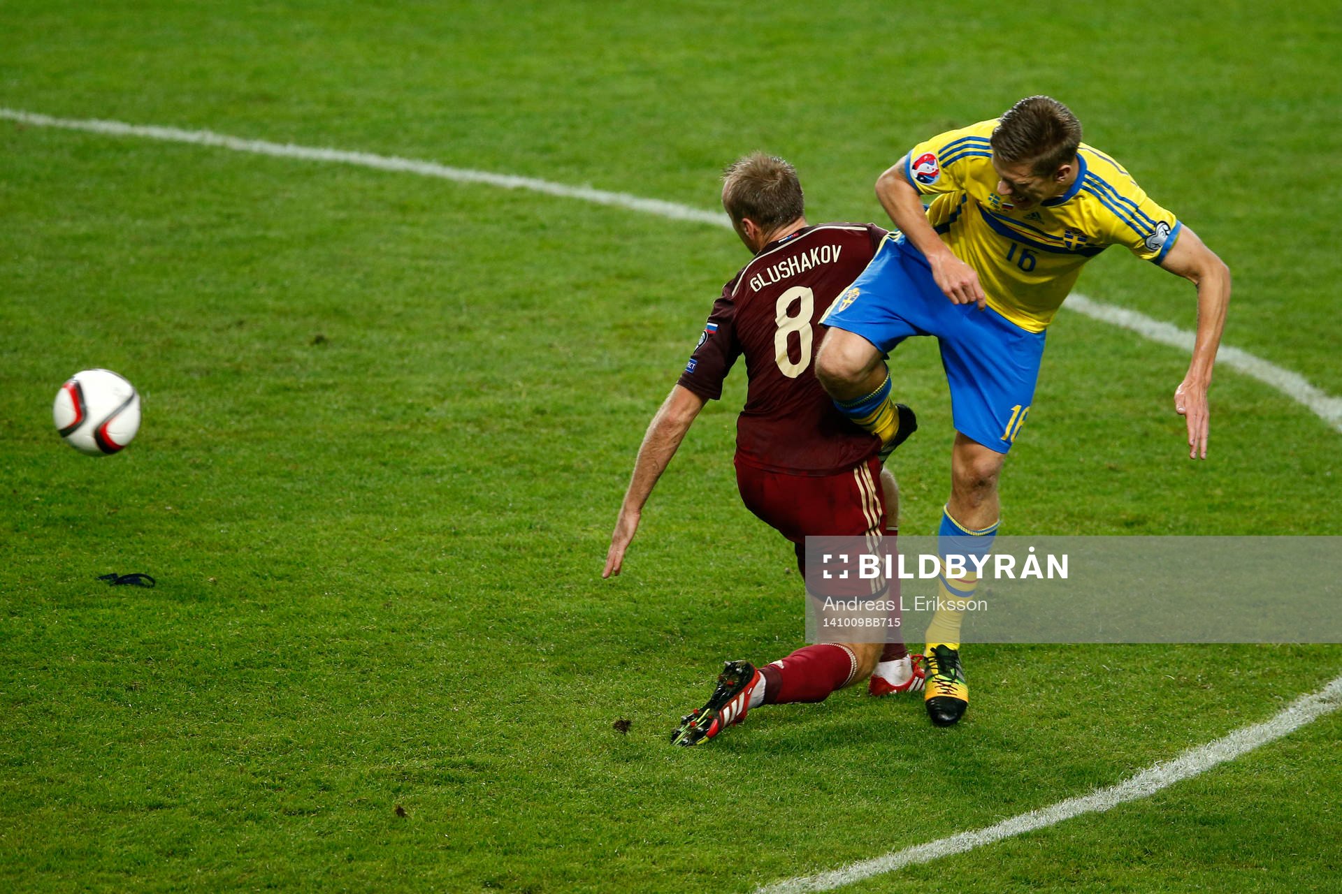 Sveriges Pontus Wernbloom och Rysslands Denis Glushakov under fotbollsmatchen i EM-kvalet mellan Sverige och Ryssland den 9 oktober 2014 i Stockholm.