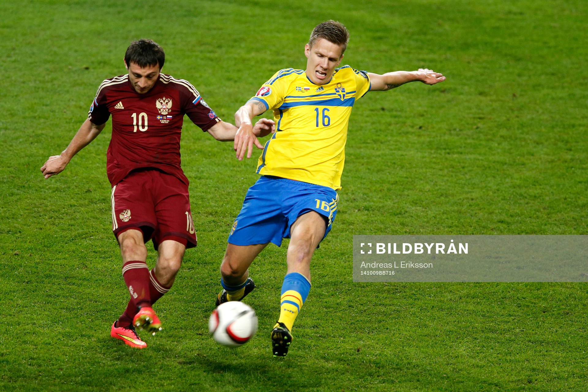 Rysslands Alan Dzagoev och Sveriges Pontus Wernbloom under fotbollsmatchen i EM-kvalet mellan Sverige och Ryssland den 9 oktober 2014 i Stockholm.