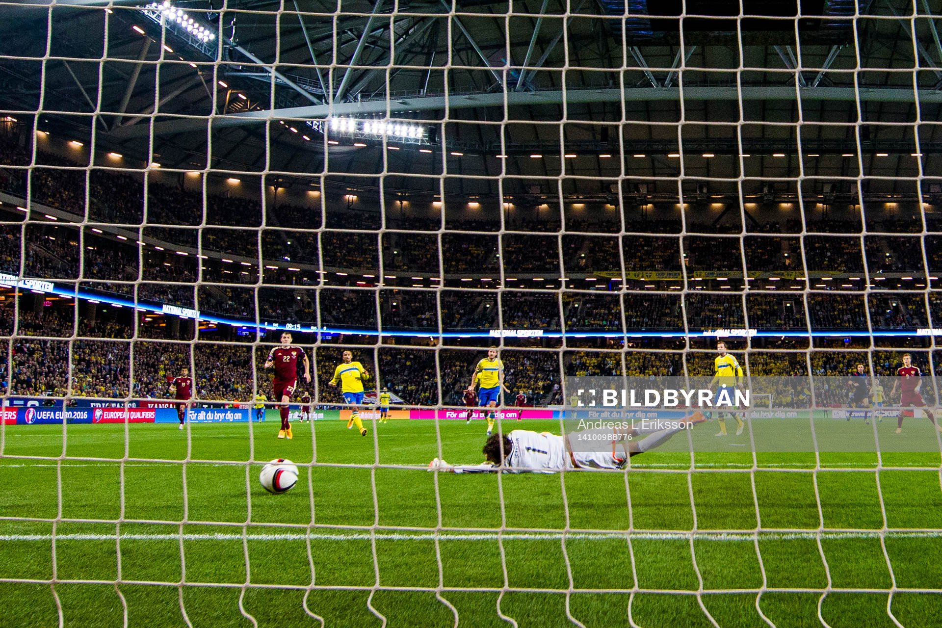 Sveriges målvakt Andreas Isaksson släpper in 1-0