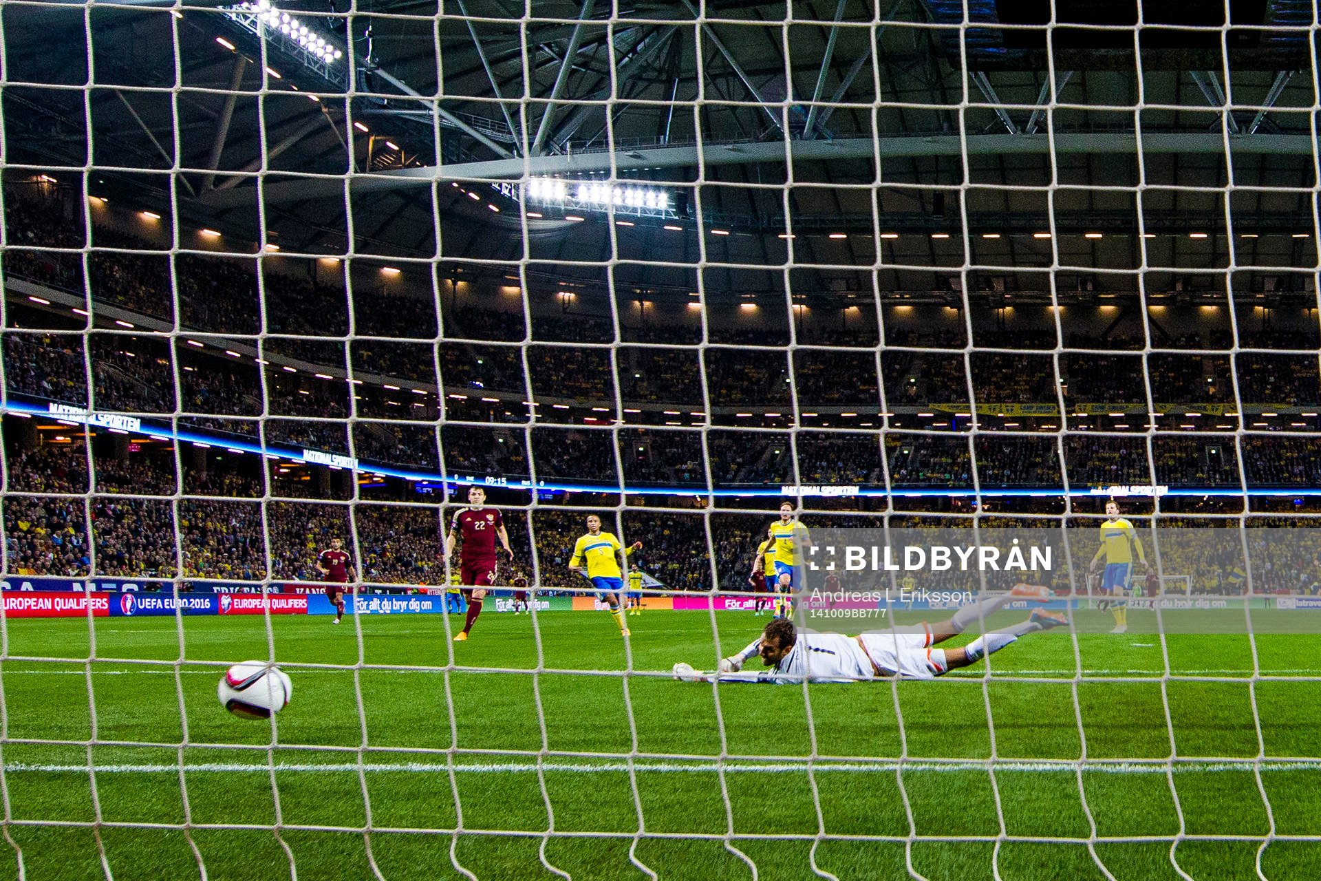 Sveriges målvakt Andreas Isaksson släpper in 1-0