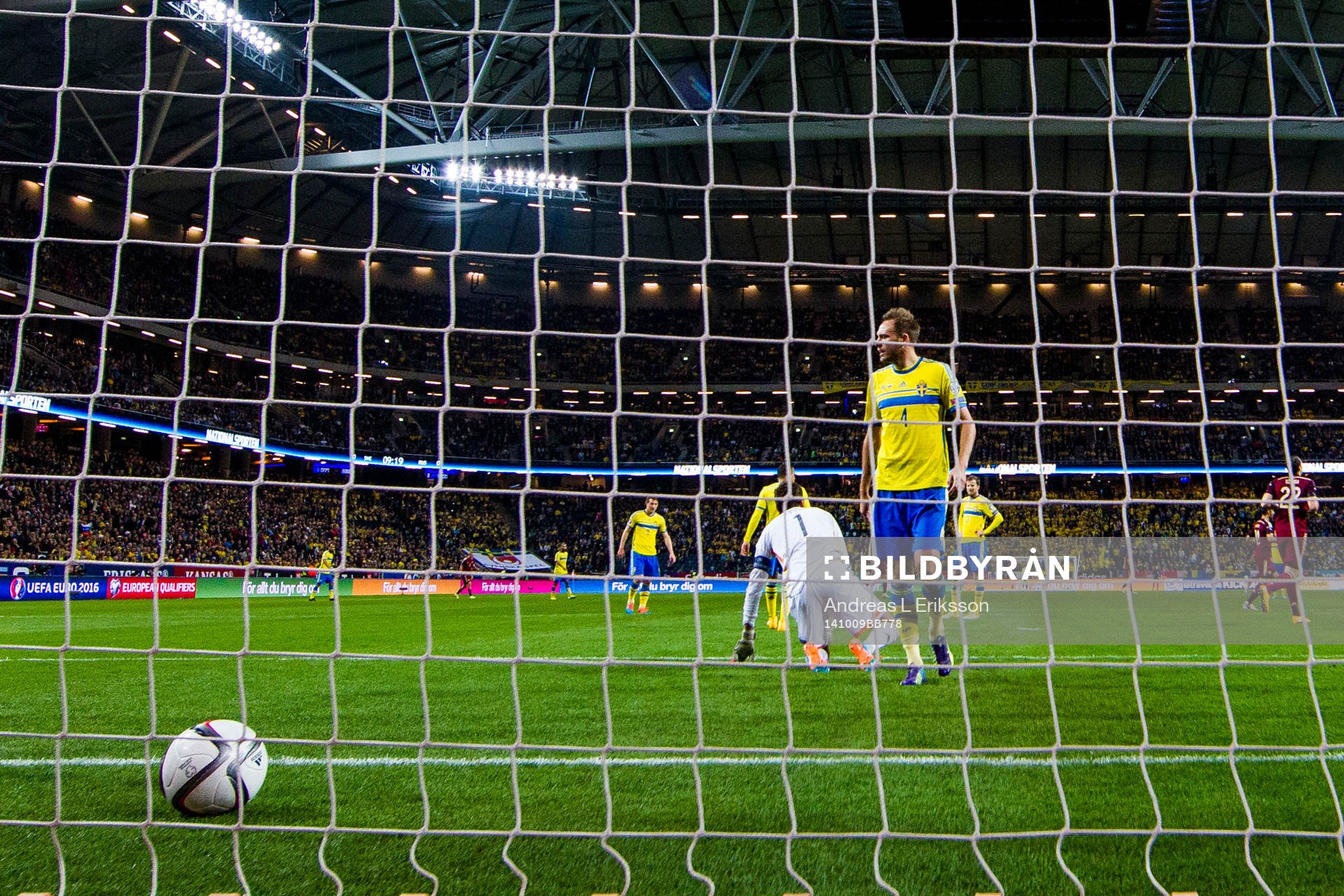 Sveriges målvakt Andreas Isaksson släpper in 1-0  och