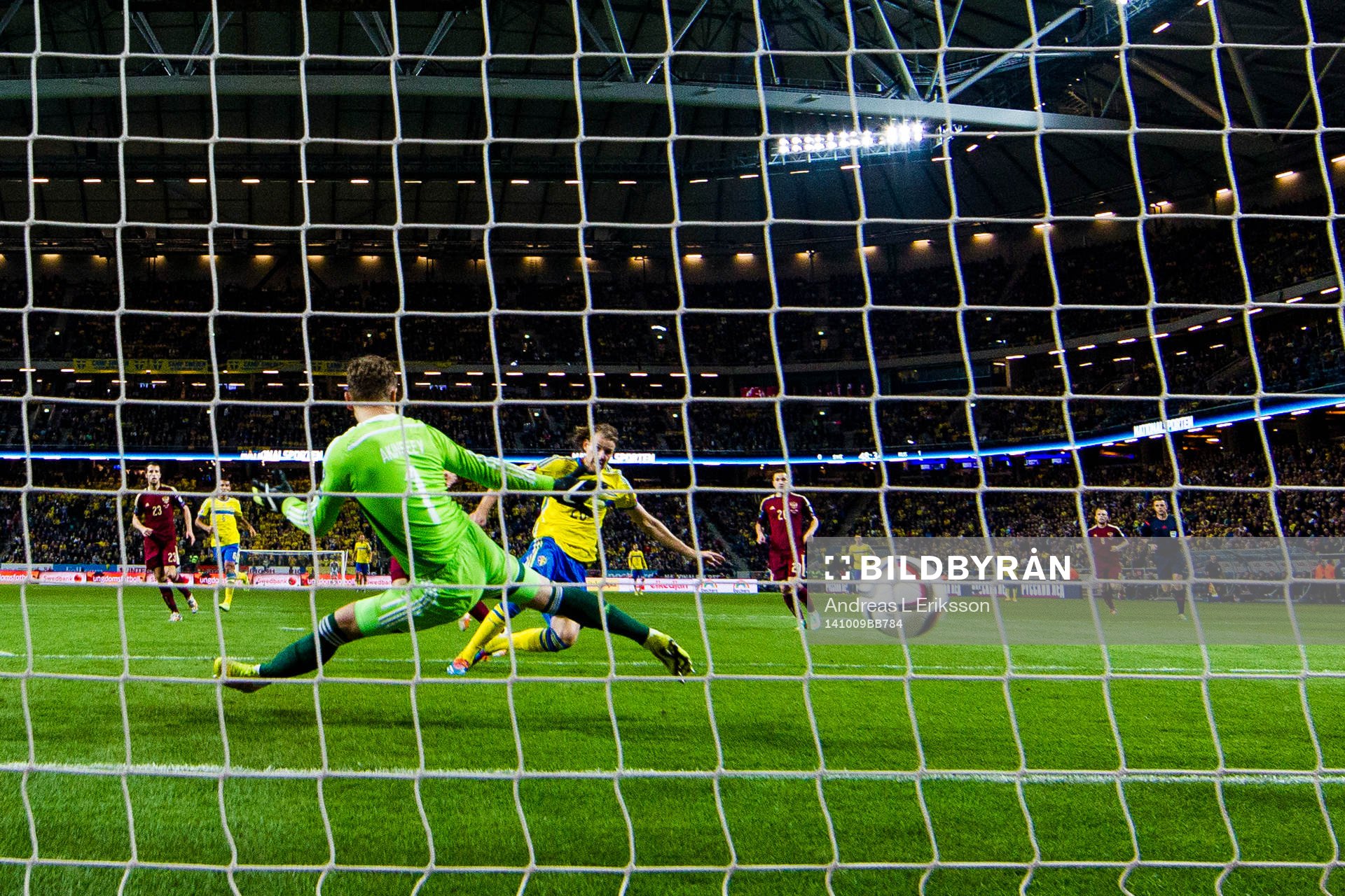 Sveriges Ola Toivonen kvitterar för Sverige till 1-1 bakom Rysslands målvakt Igor Akinfeev under fotbollsmatchen i EM-kvalet mellan Sverige och Ryssland den 9 oktober 2014 i Stockholm.