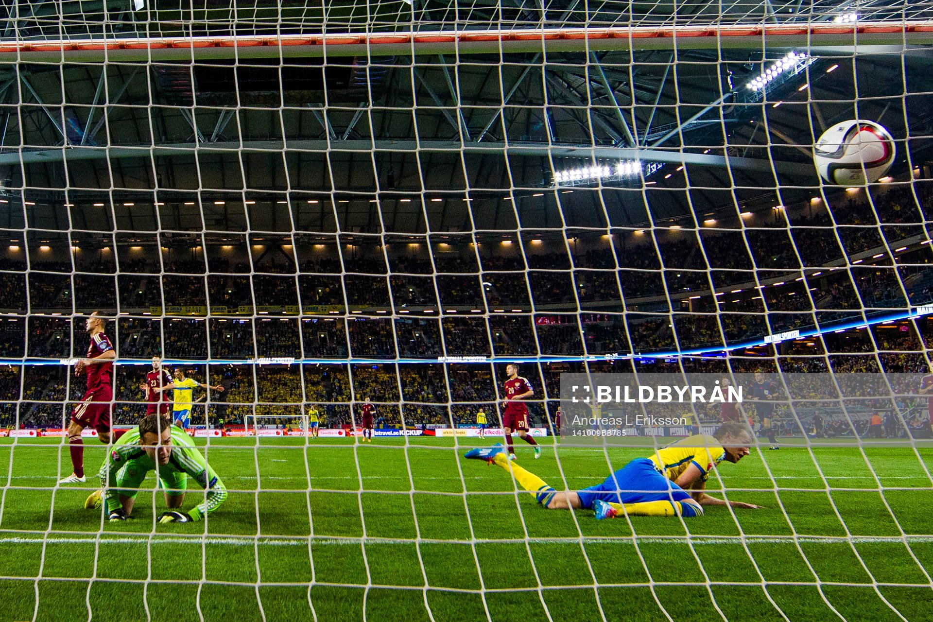 Sveriges Ola Toivonen kvitterar för Sverige till 1-1 bakom Rysslands målvakt Igor Akinfeev under fotbollsmatchen i EM-kvalet mellan Sverige och Ryssland den 9 oktober 2014 i Stockholm.