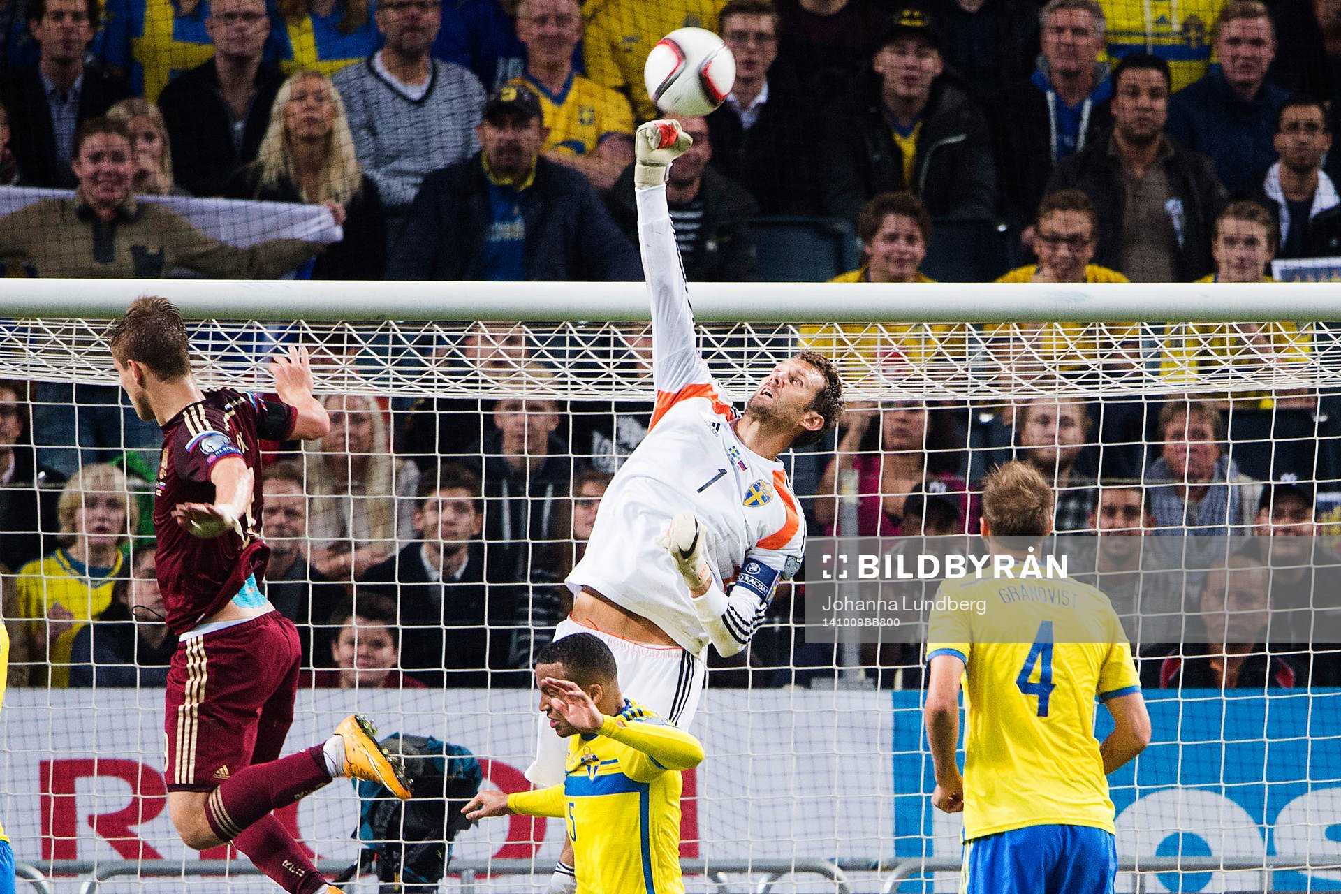 Sveriges målvakt Andreas Isaksson boxar bort en boll