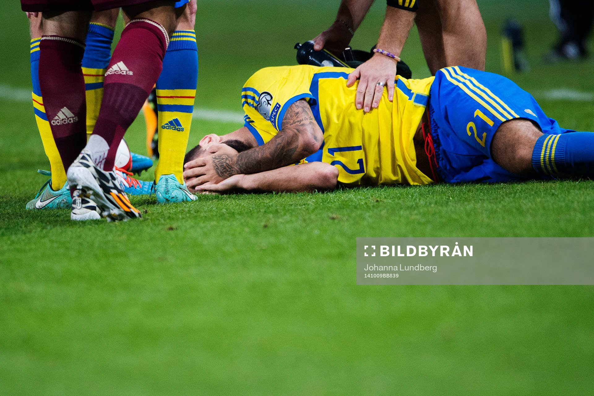 Sveriges Jimmy Durmaz tar sig för ansiktet