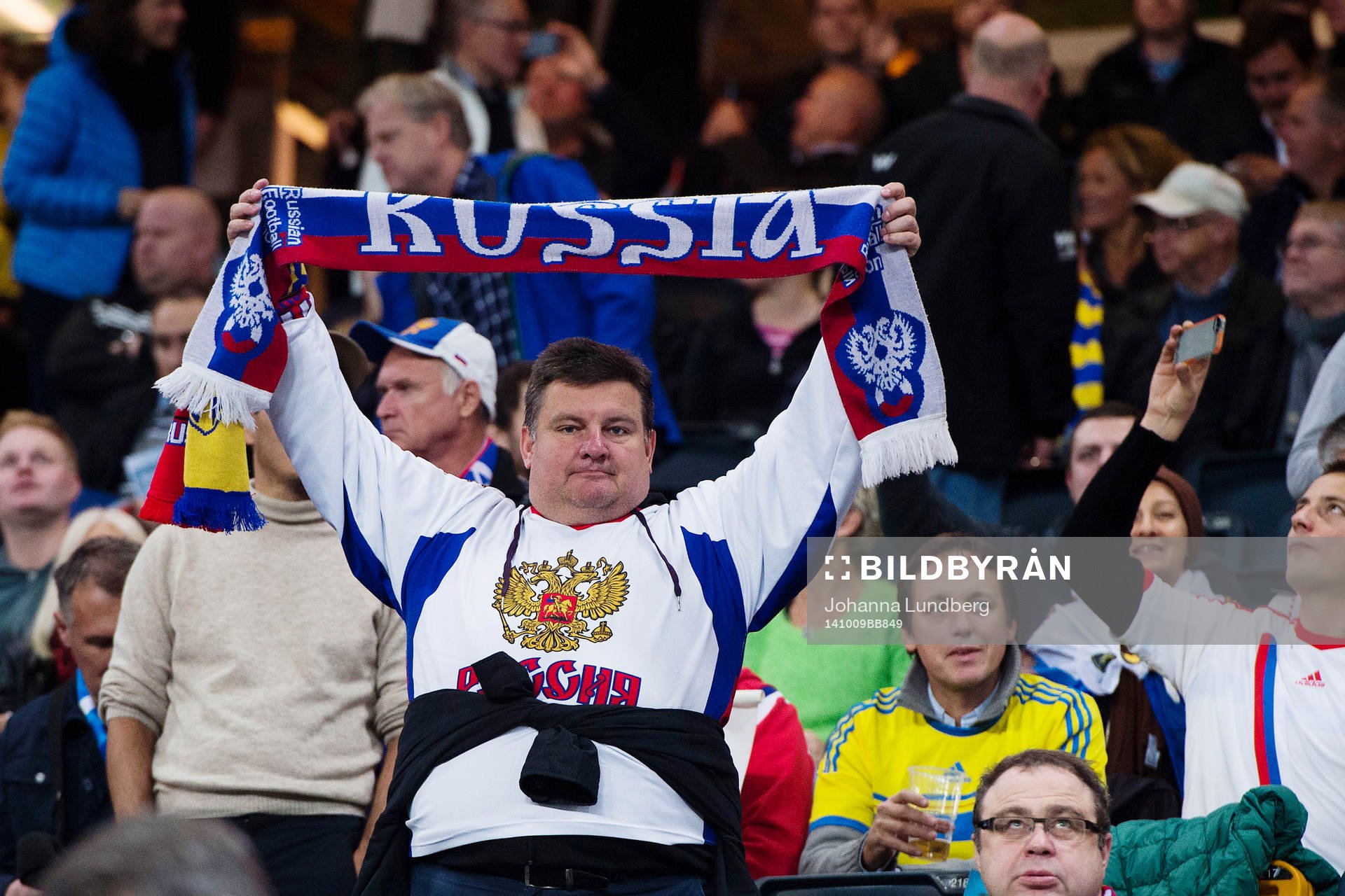 En rysk supporter håller upp en halsduk