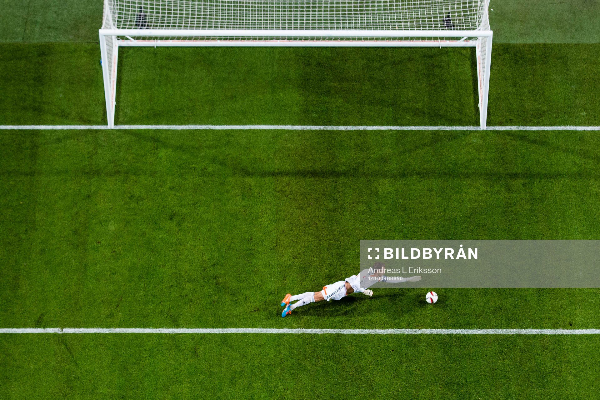 Sveriges målvakt Andreas Isaksson släpper in 1-0 målet