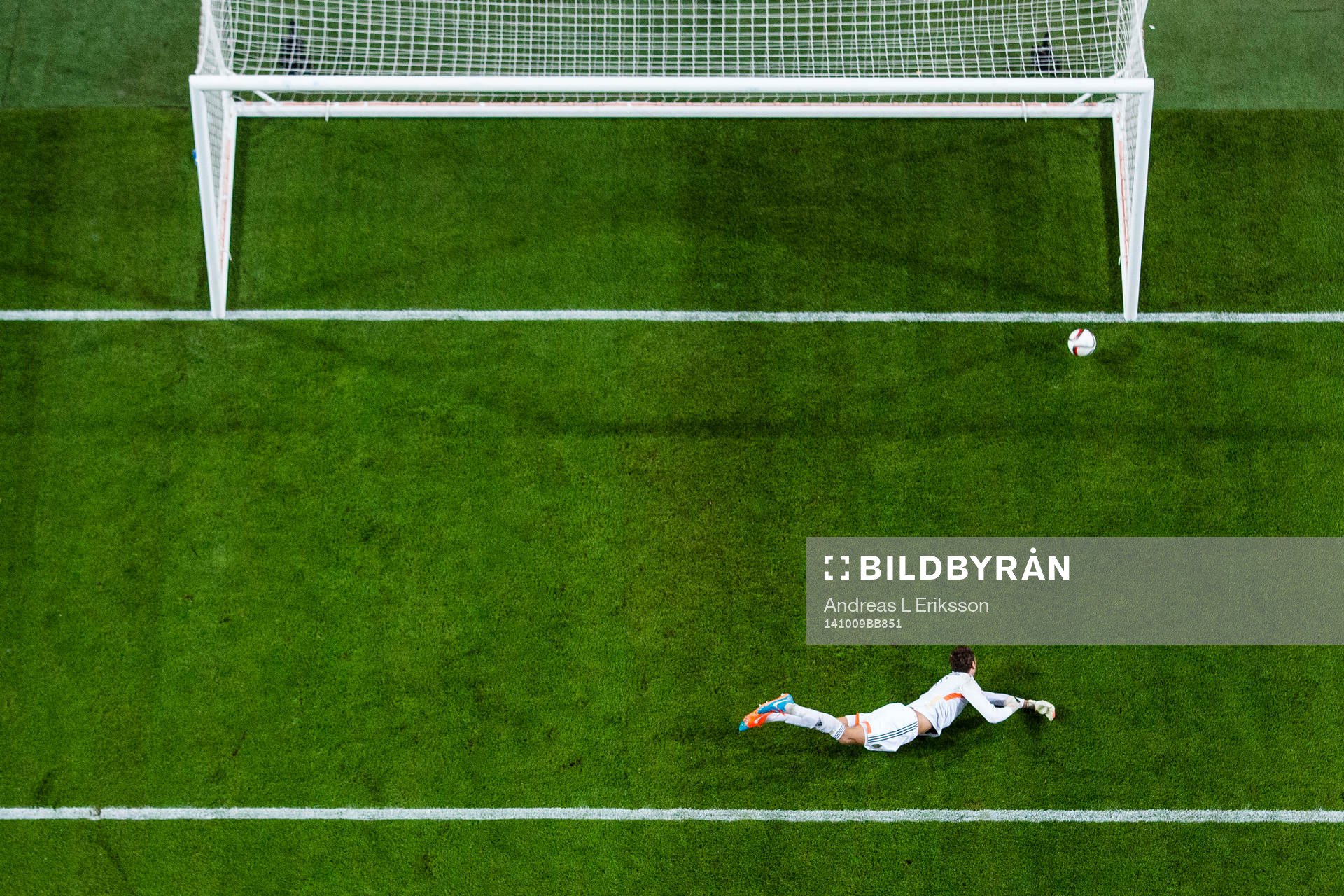 Sveriges målvakt Andreas Isaksson släpper in 1-0 målet