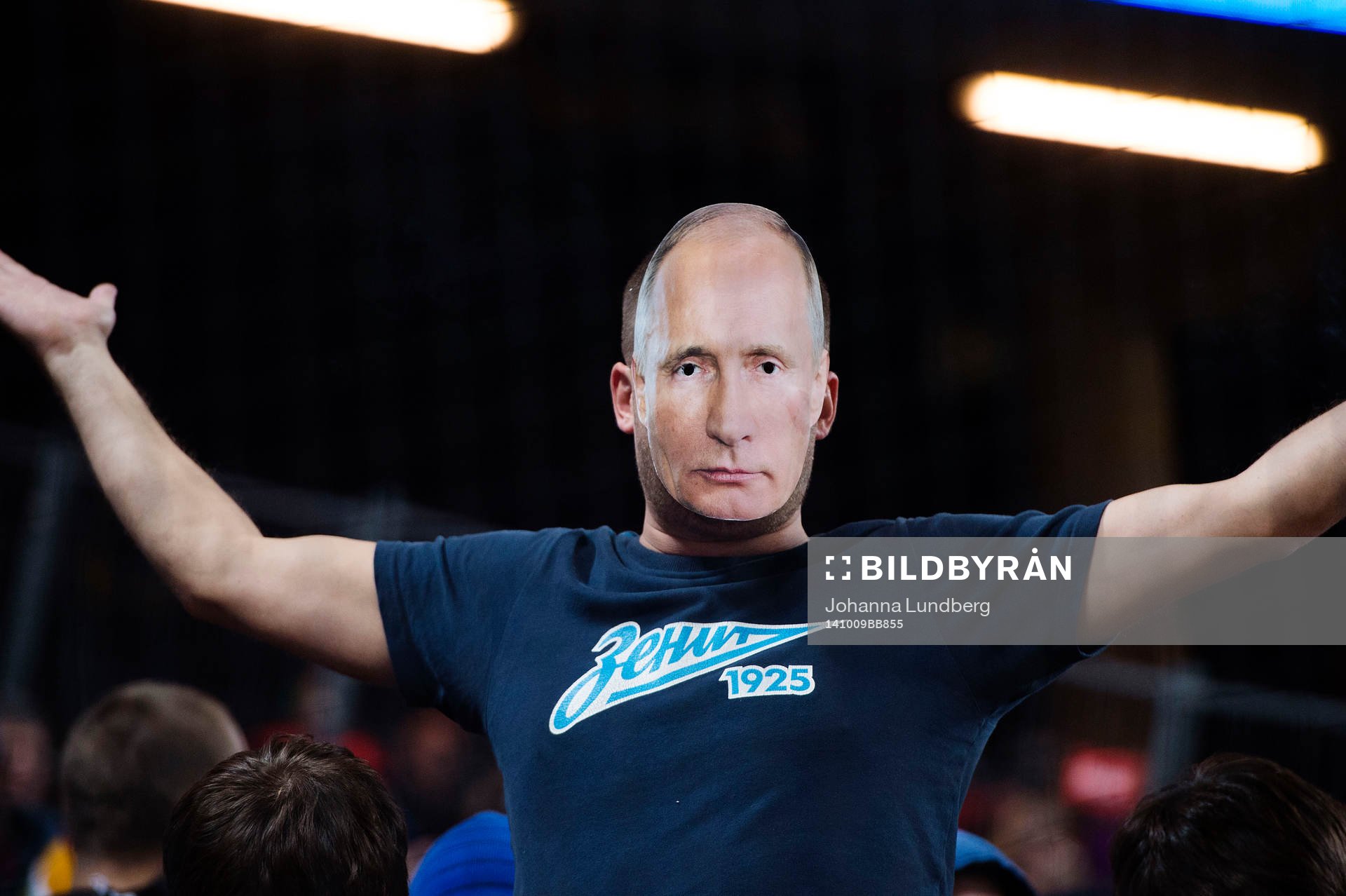 En rysk supporter har på sig en Vladimir Putin