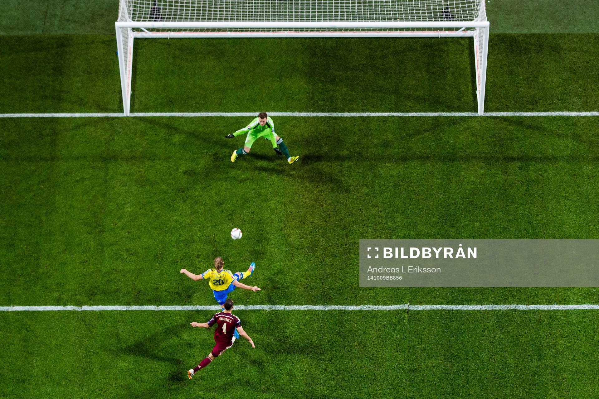 Sveriges Ola Toivonen kvitterar för Sverige till 1-1 bakom Rysslands målvakt Igor Akinfeev uppvaktad av Rysslands Sergei Ignashevich under fotbollsmatchen i EM-kvalet mellan Sverige och Ryssland den 9 oktober 2014 i Stockholm.